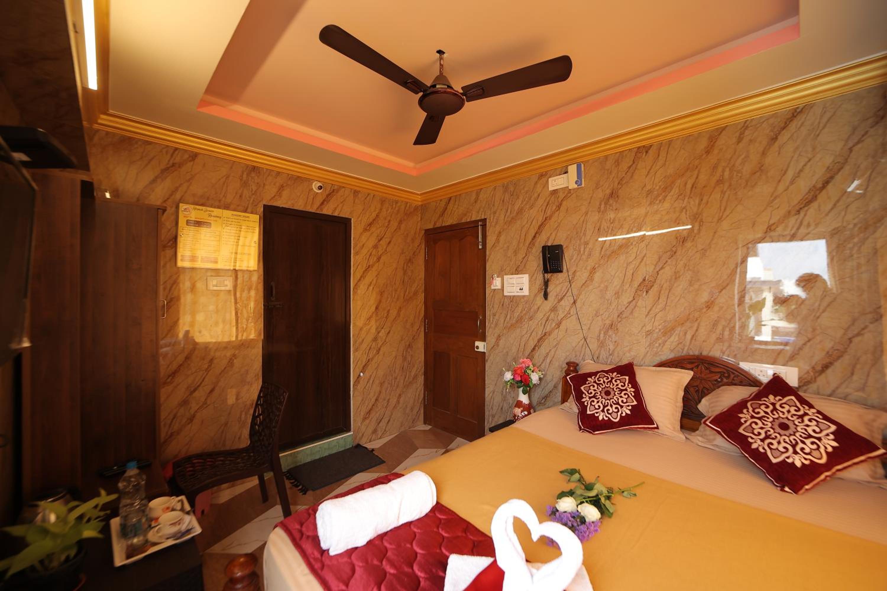 Deluxe Double Room (2 Adults + 1 Child) - Photo 17