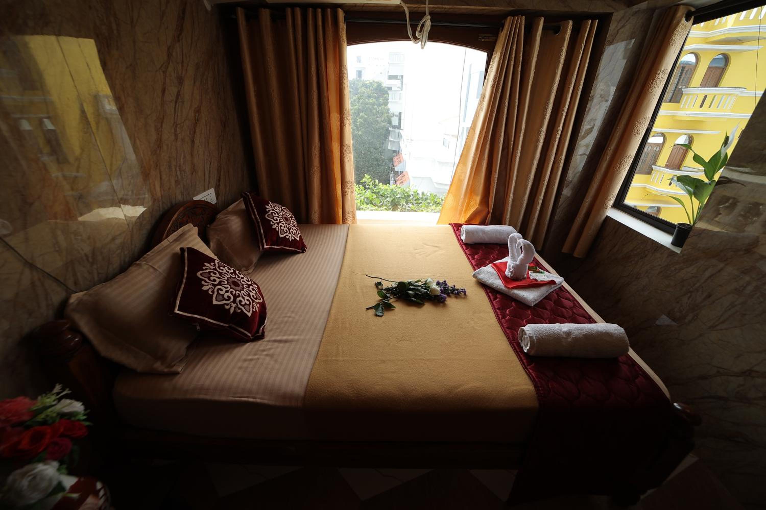 Deluxe Double Room (2 Adults + 1 Child) - Photo 14