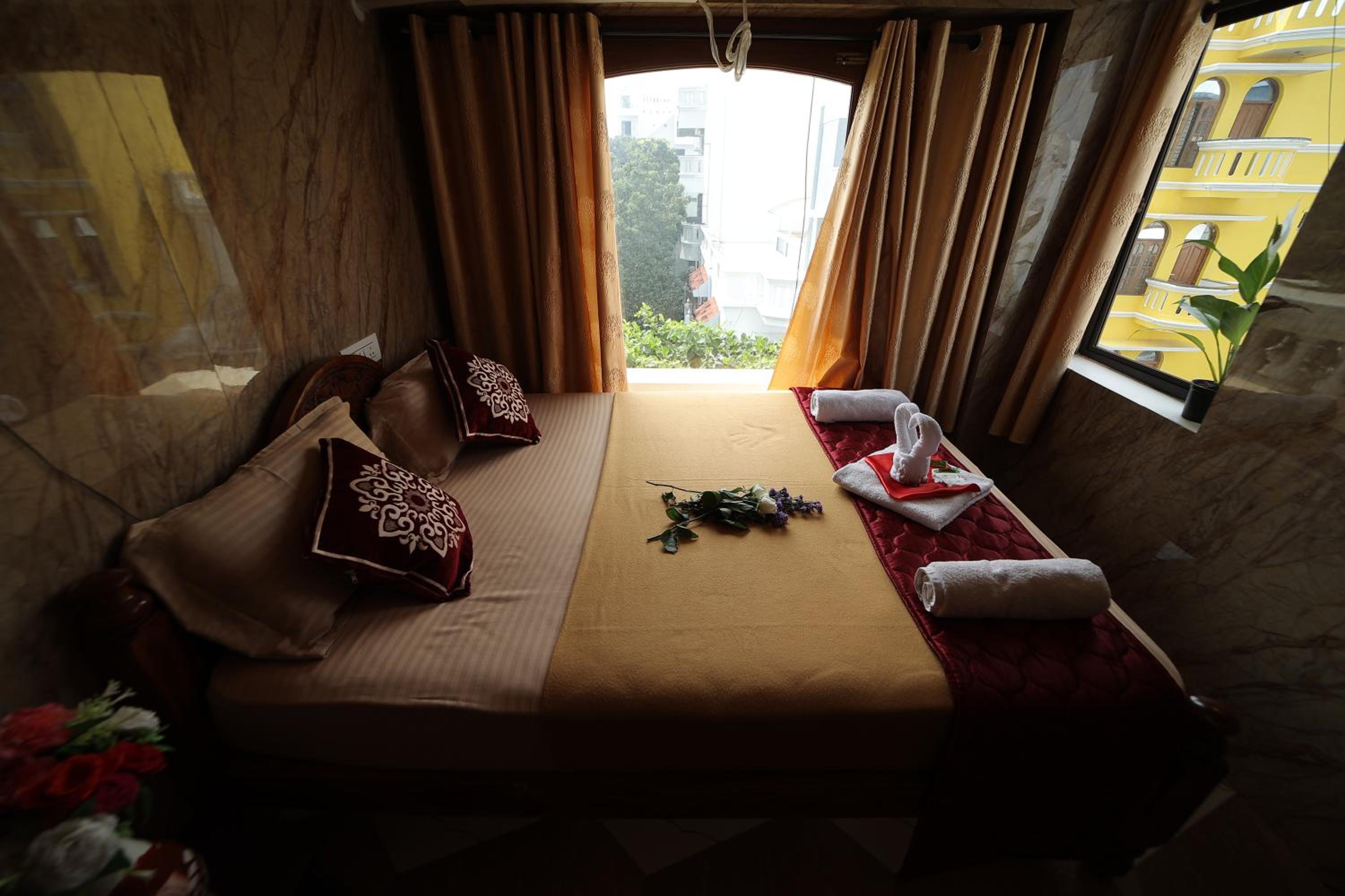 Deluxe Double Room (2 Adults + 1 Child) - Photo 16