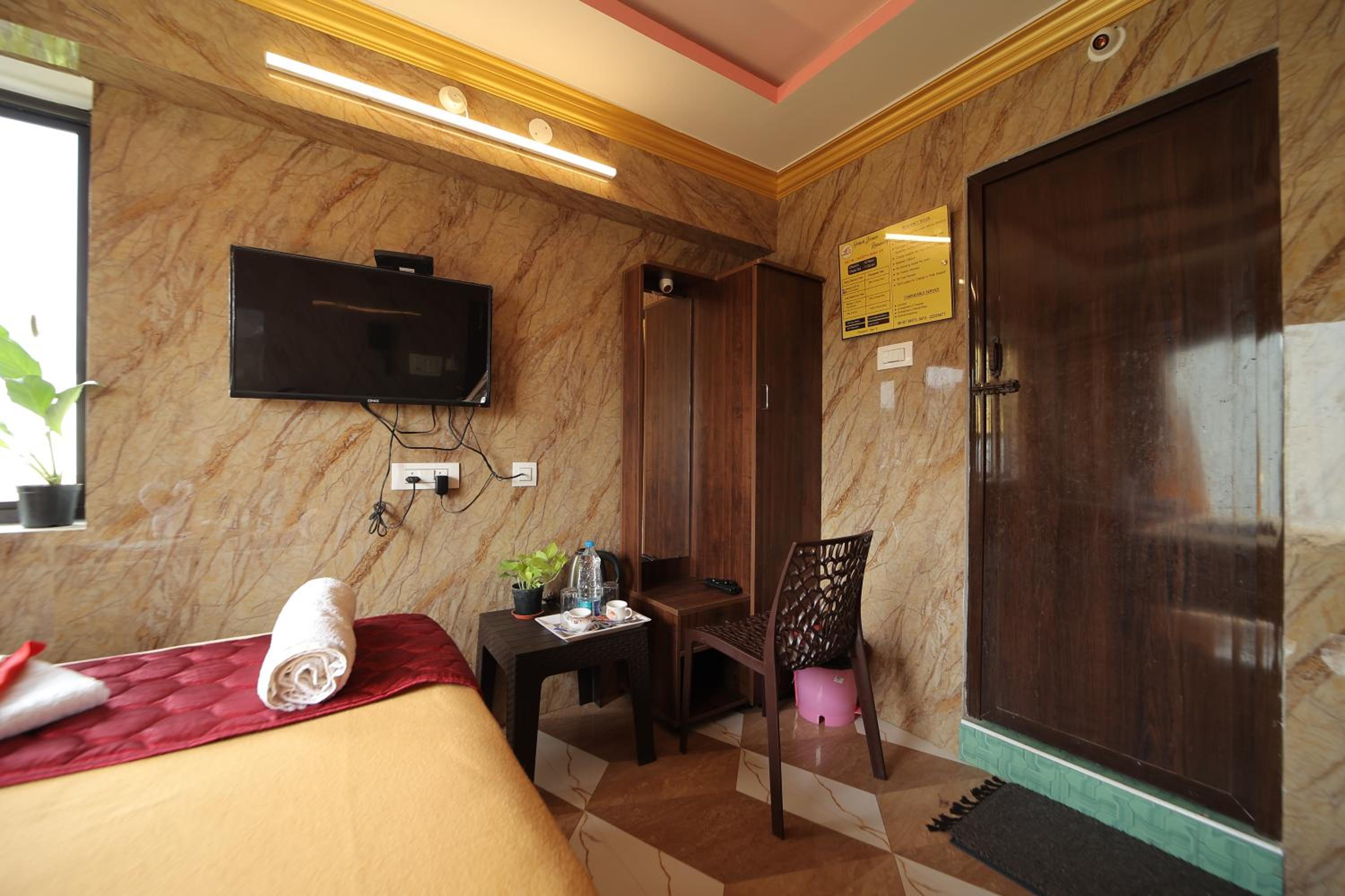 Deluxe Double Room (2 Adults + 1 Child) - Photo 13