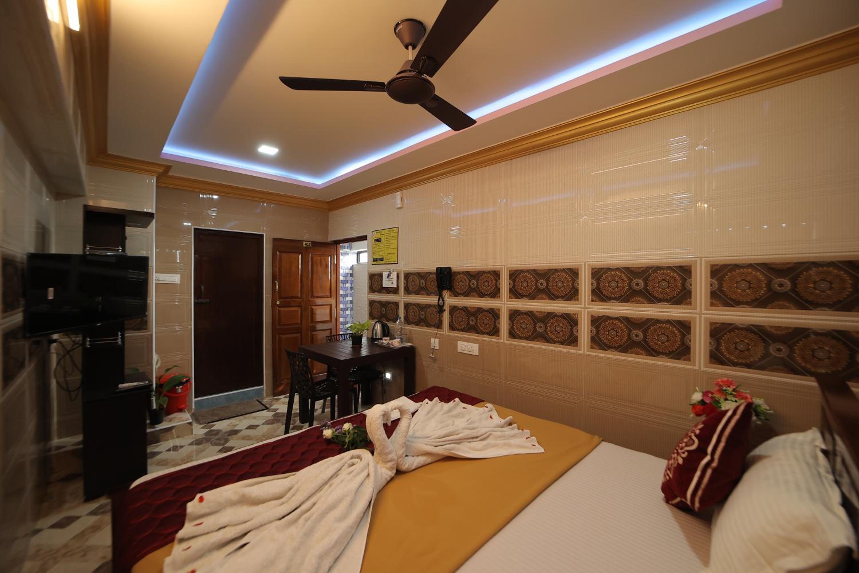 Deluxe Double Room (2 Adults + 1 Child) - Photo 12