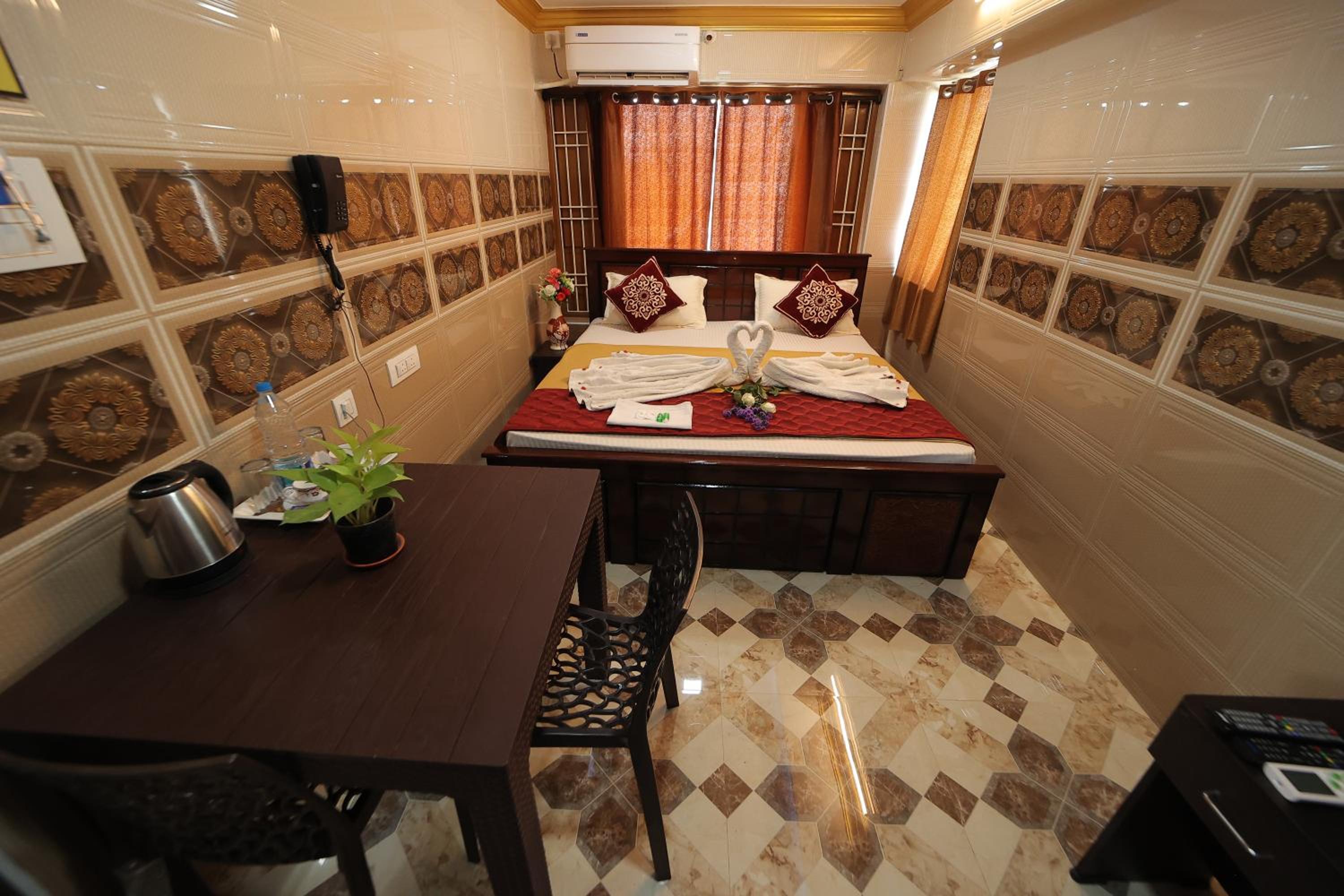 Deluxe Double Room (2 Adults + 1 Child) - Photo 19