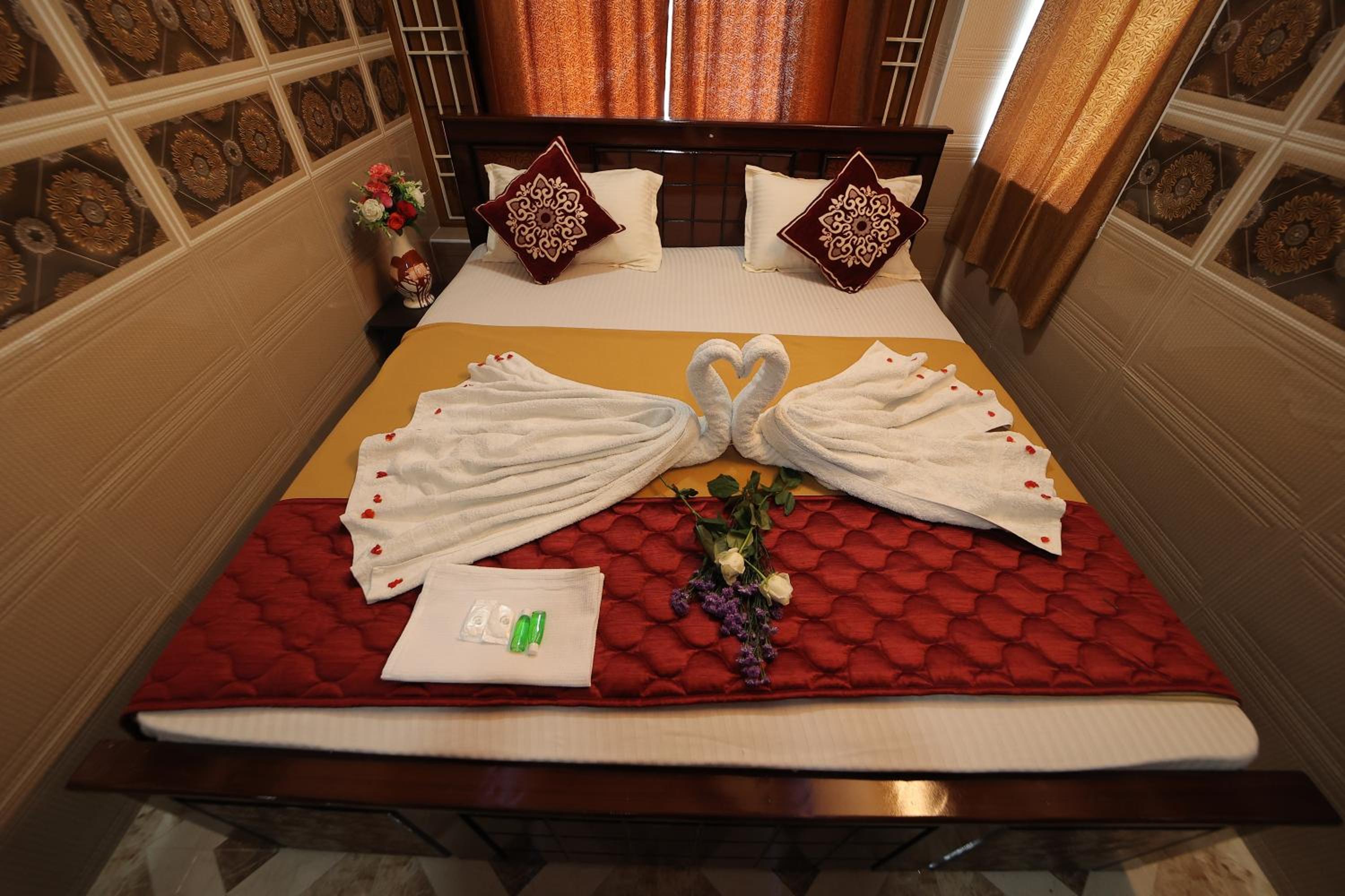 Deluxe Double Room (2 Adults + 1 Child) - Photo 20