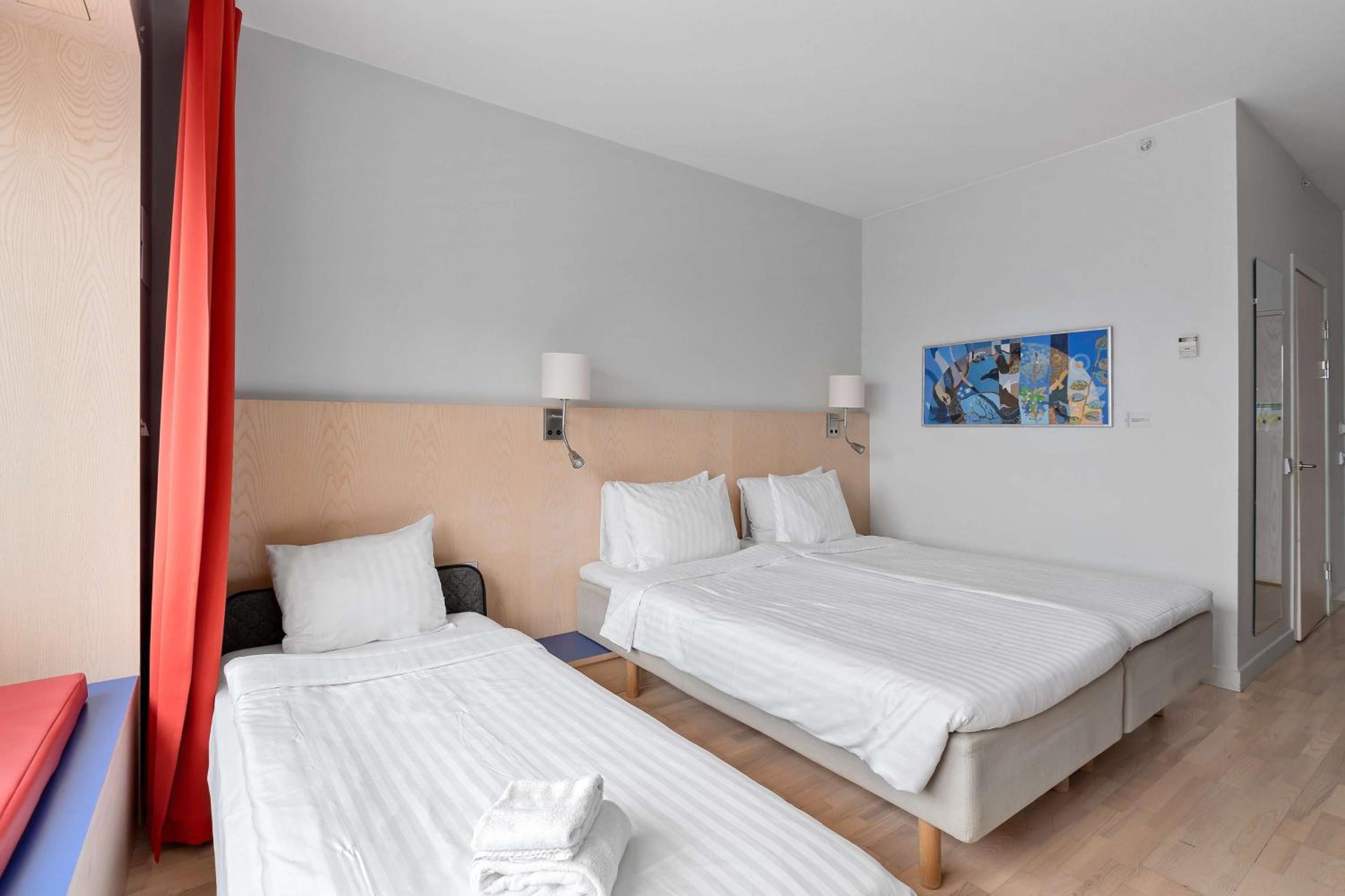 Family Room with Two Single Beds and Extra Bed - Photo 4