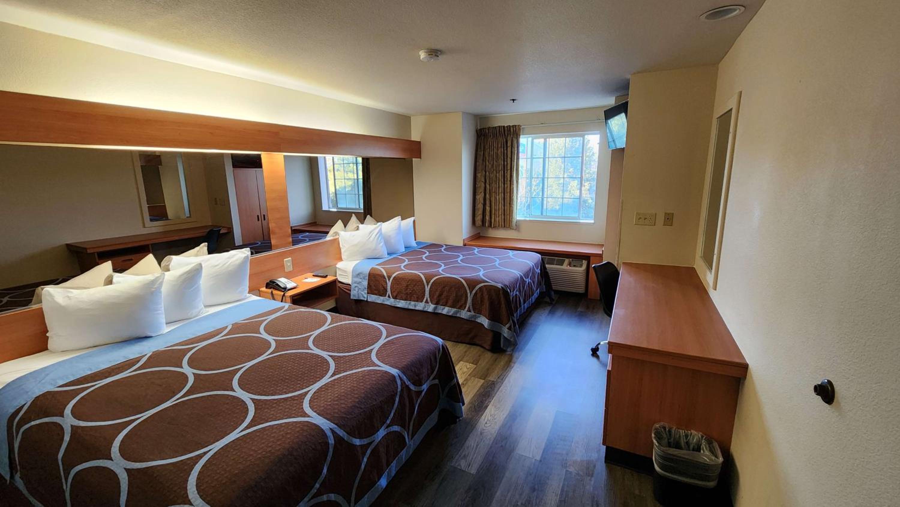 Queen Room With Two Queen Beds - Non-Smoking - Photo 8