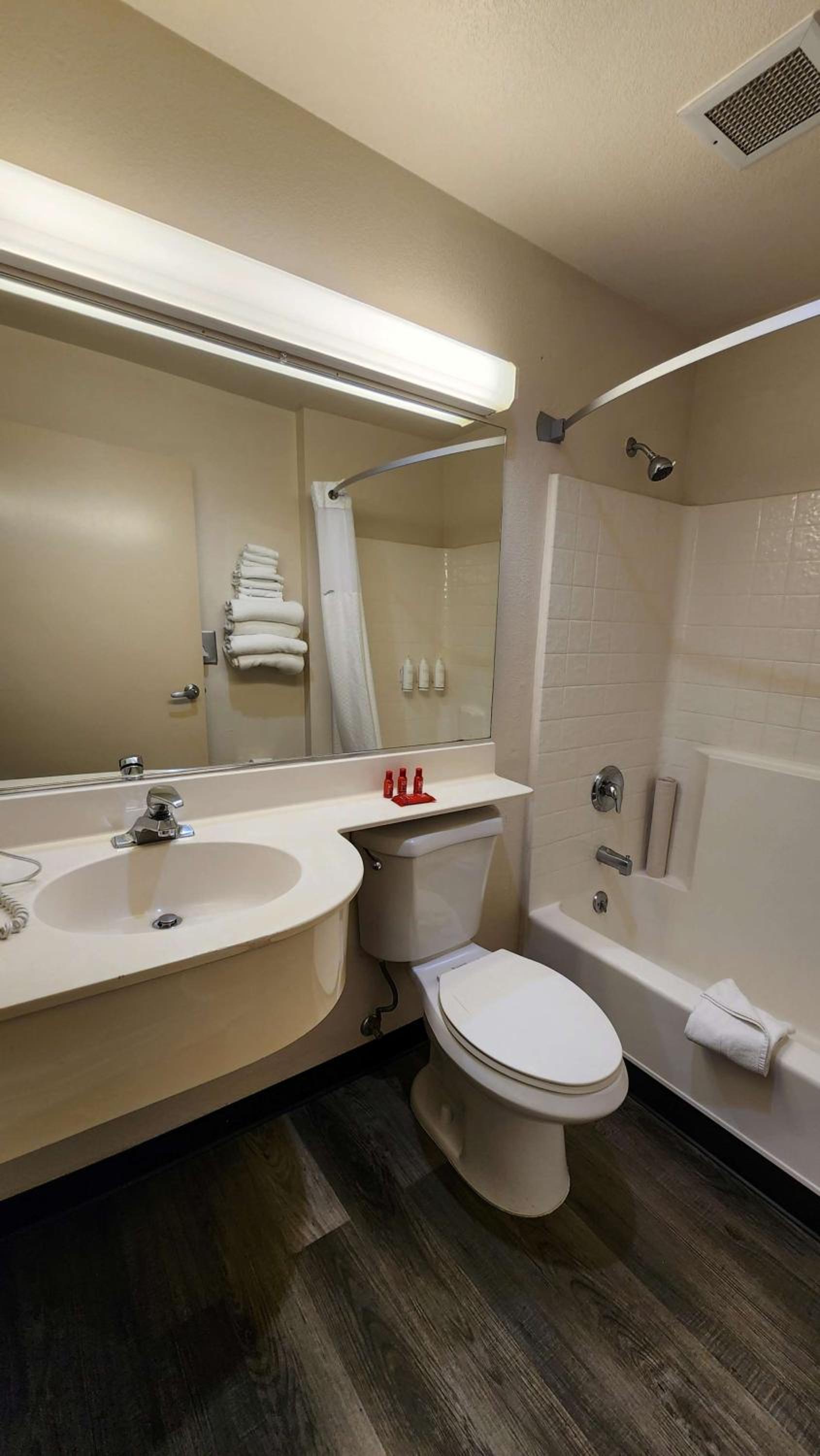 Queen Room With Two Queen Beds - Non-Smoking - Photo 9
