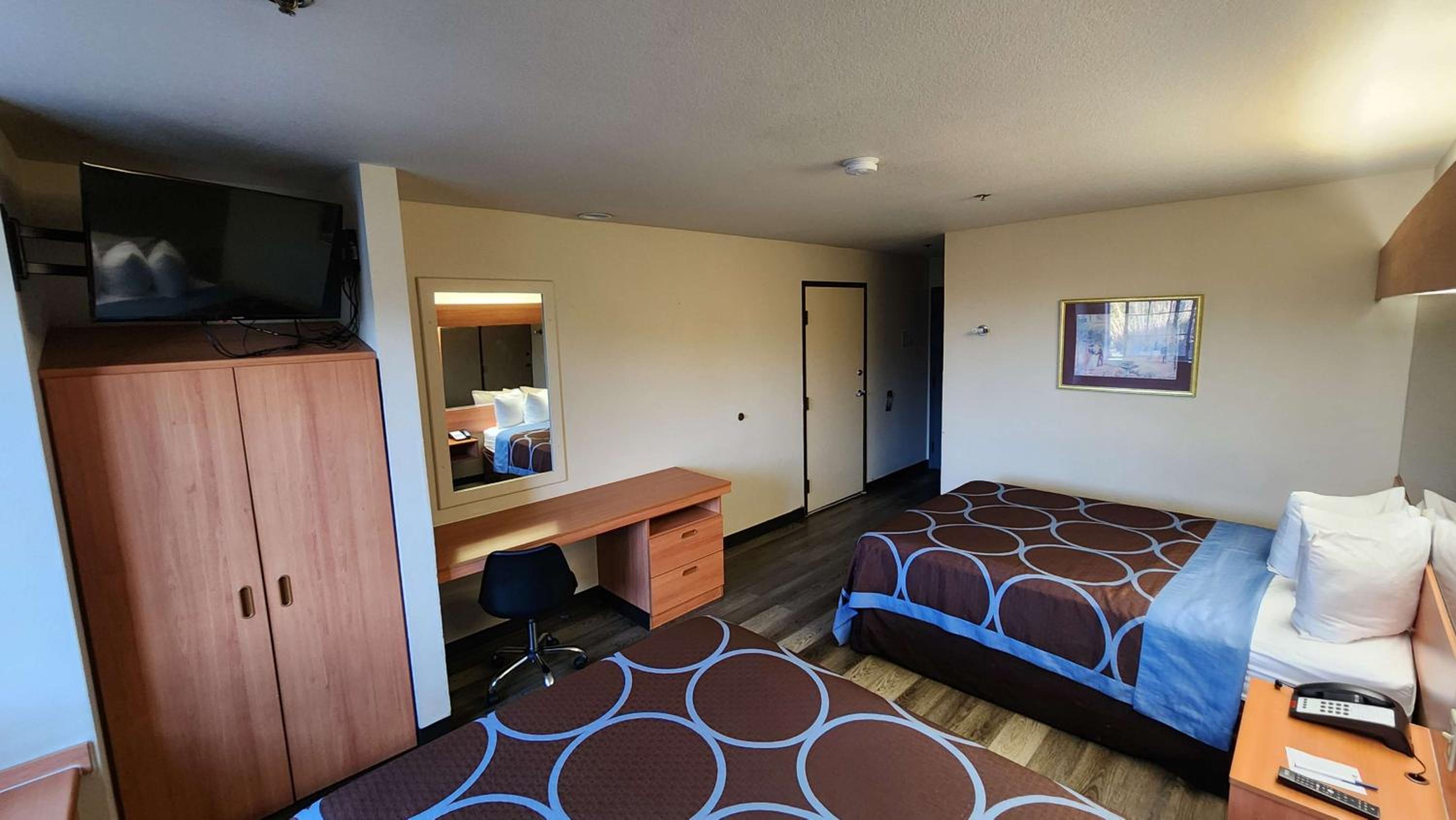 Queen Room With Two Queen Beds - Non-Smoking - Photo 11