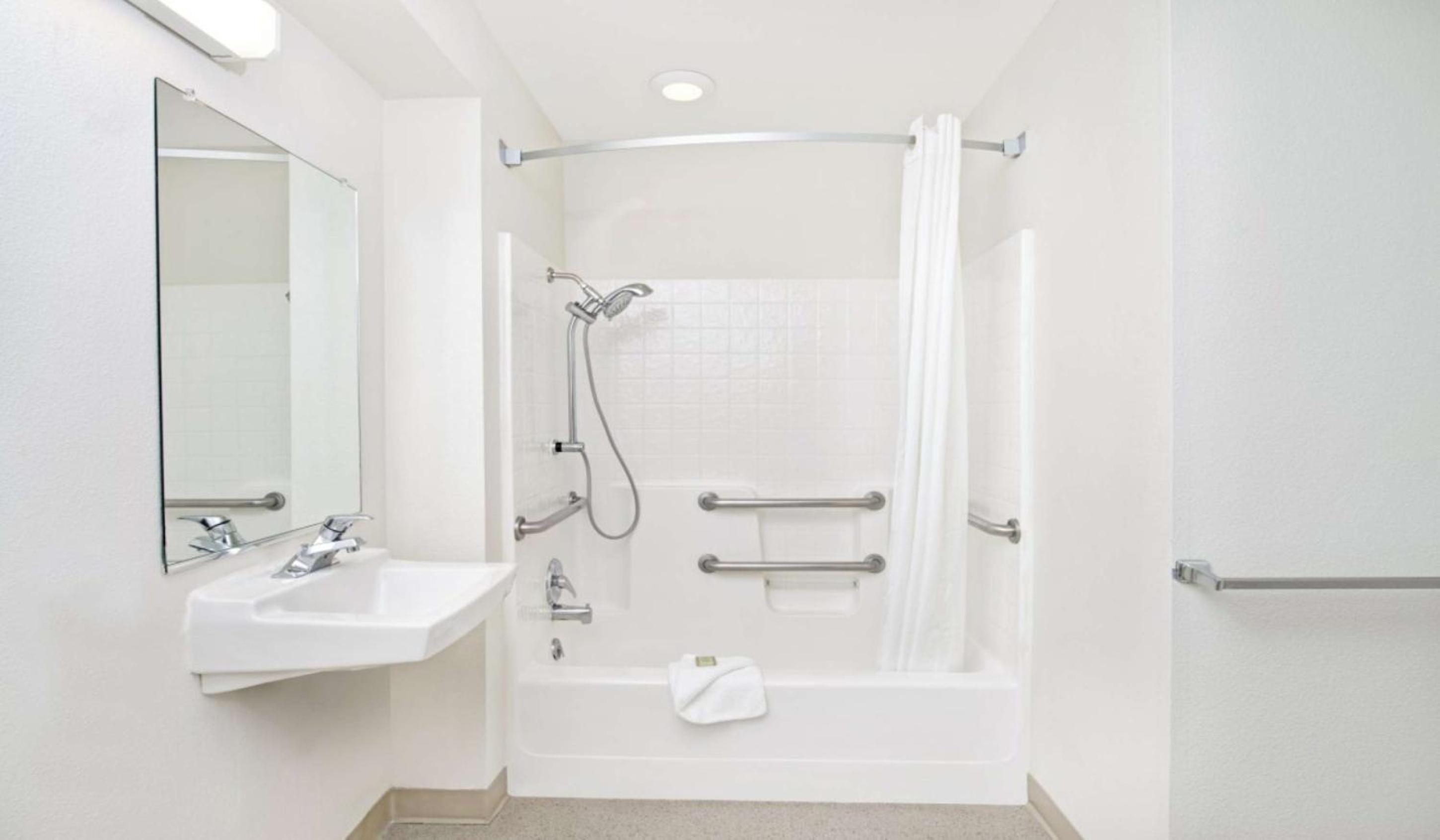 Queen Room with Bath Tub - Disability Access/Non-Smoking  - Photo 3
