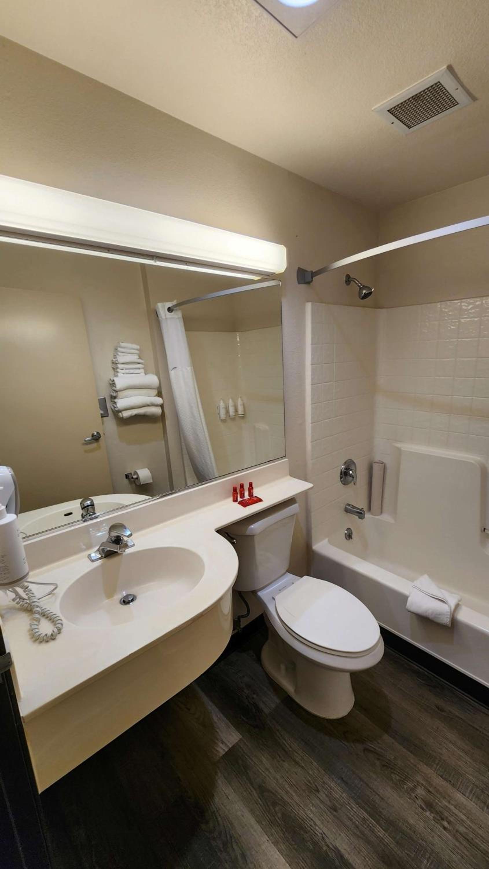 Queen Room With Two Queen Beds - Non-Smoking - Photo 12