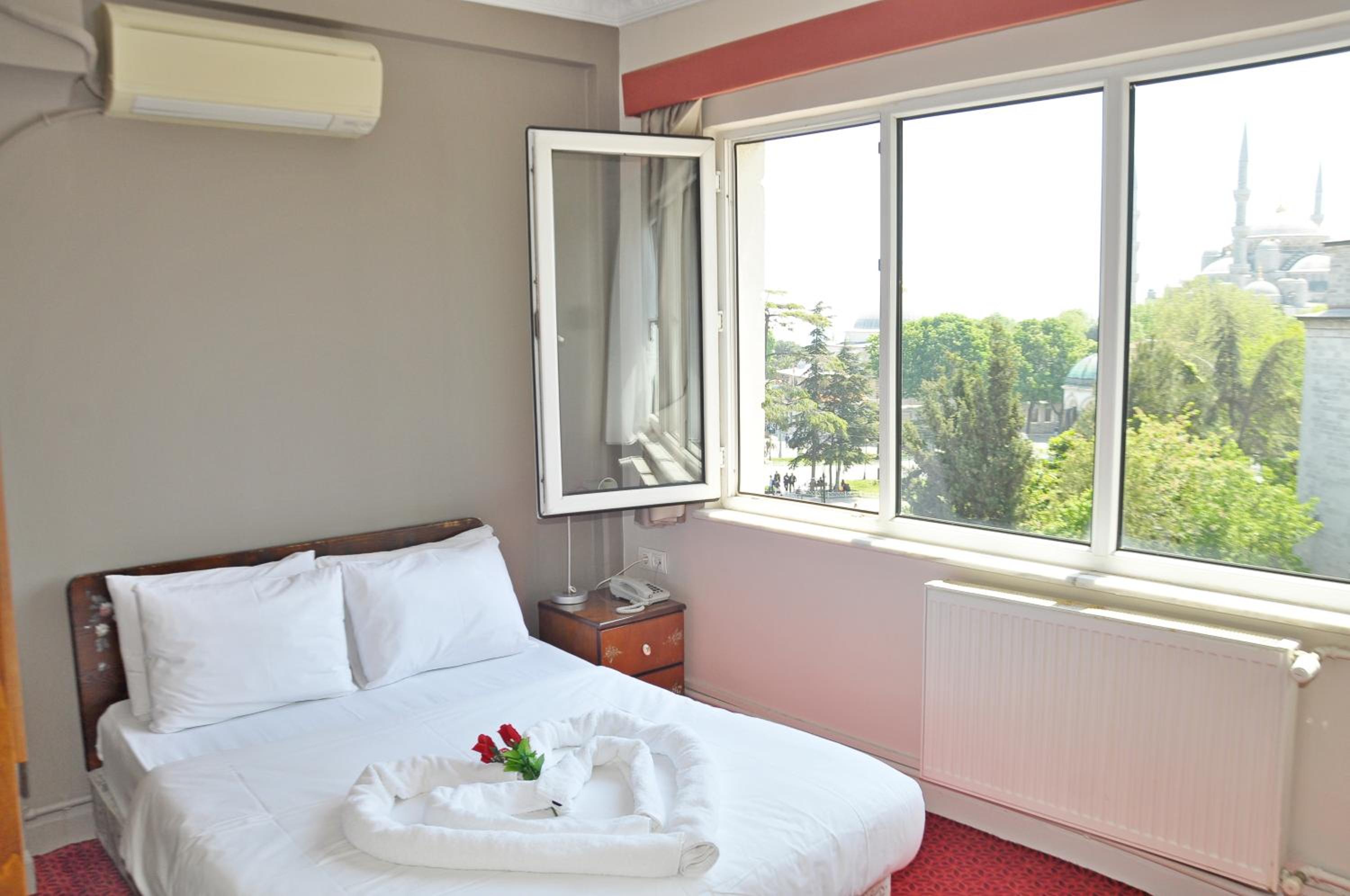 Single Room with Bathroom photo 2