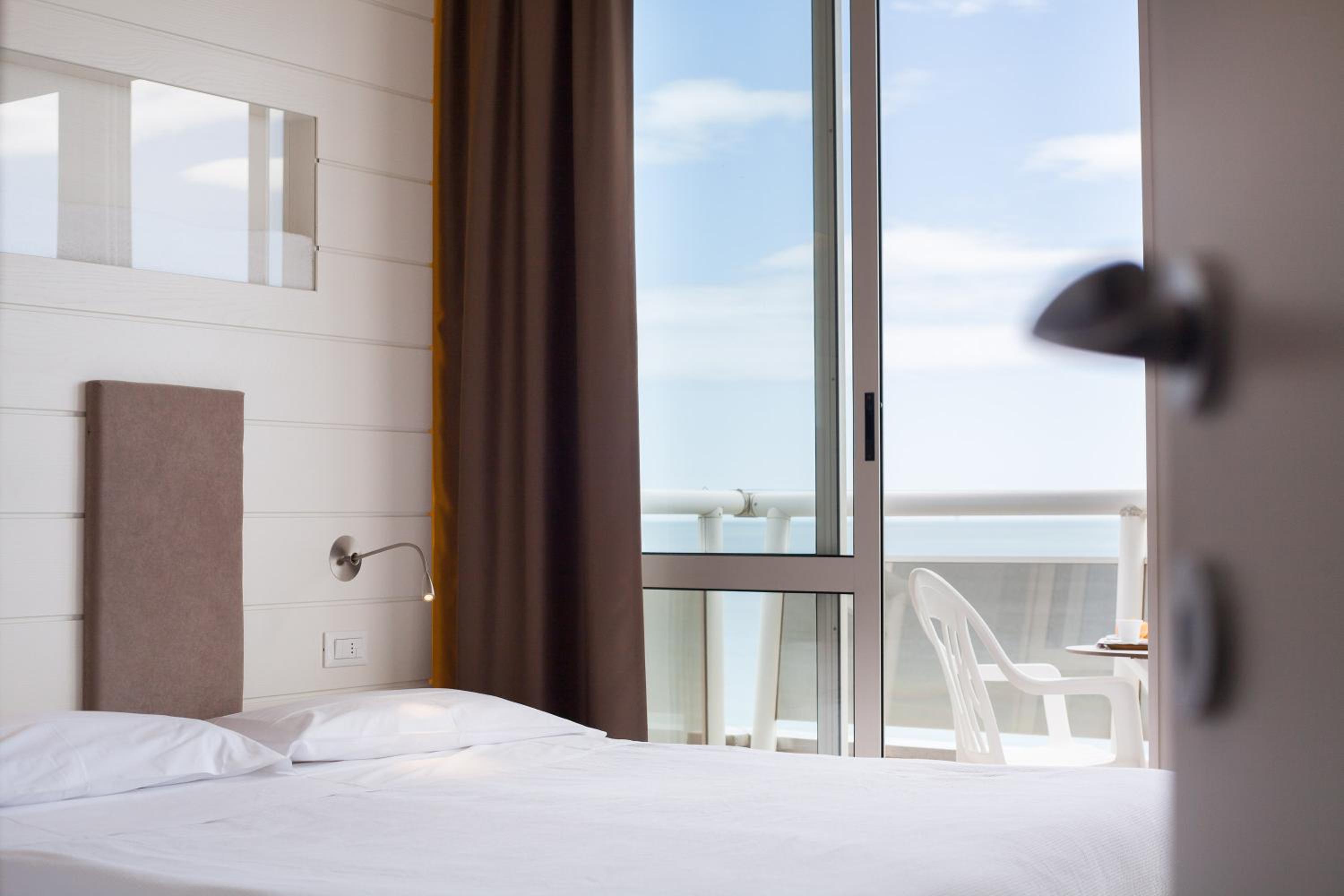 Superior Quadruple Room with Front Sea View