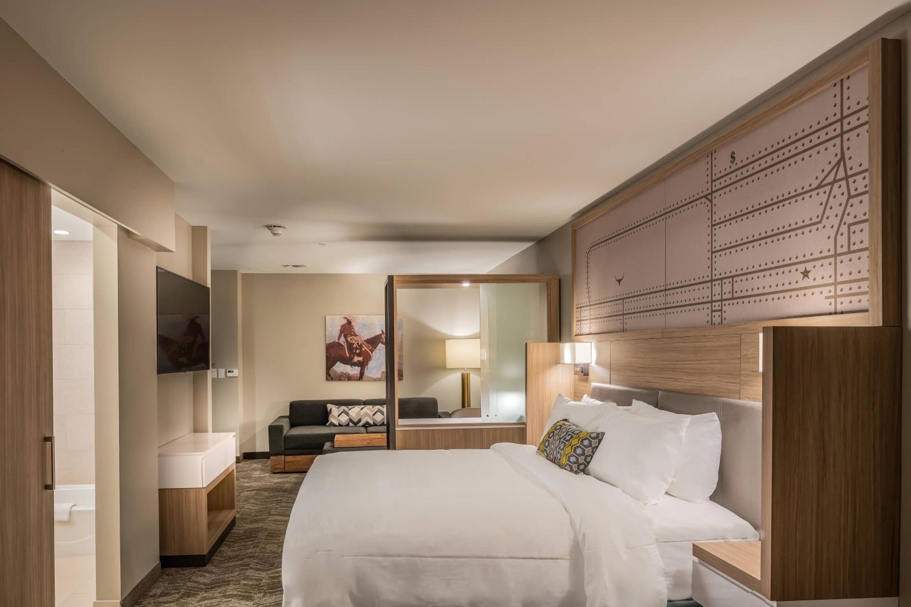 King Suite with Bathtub and Trundle Sofa - Mobility Access