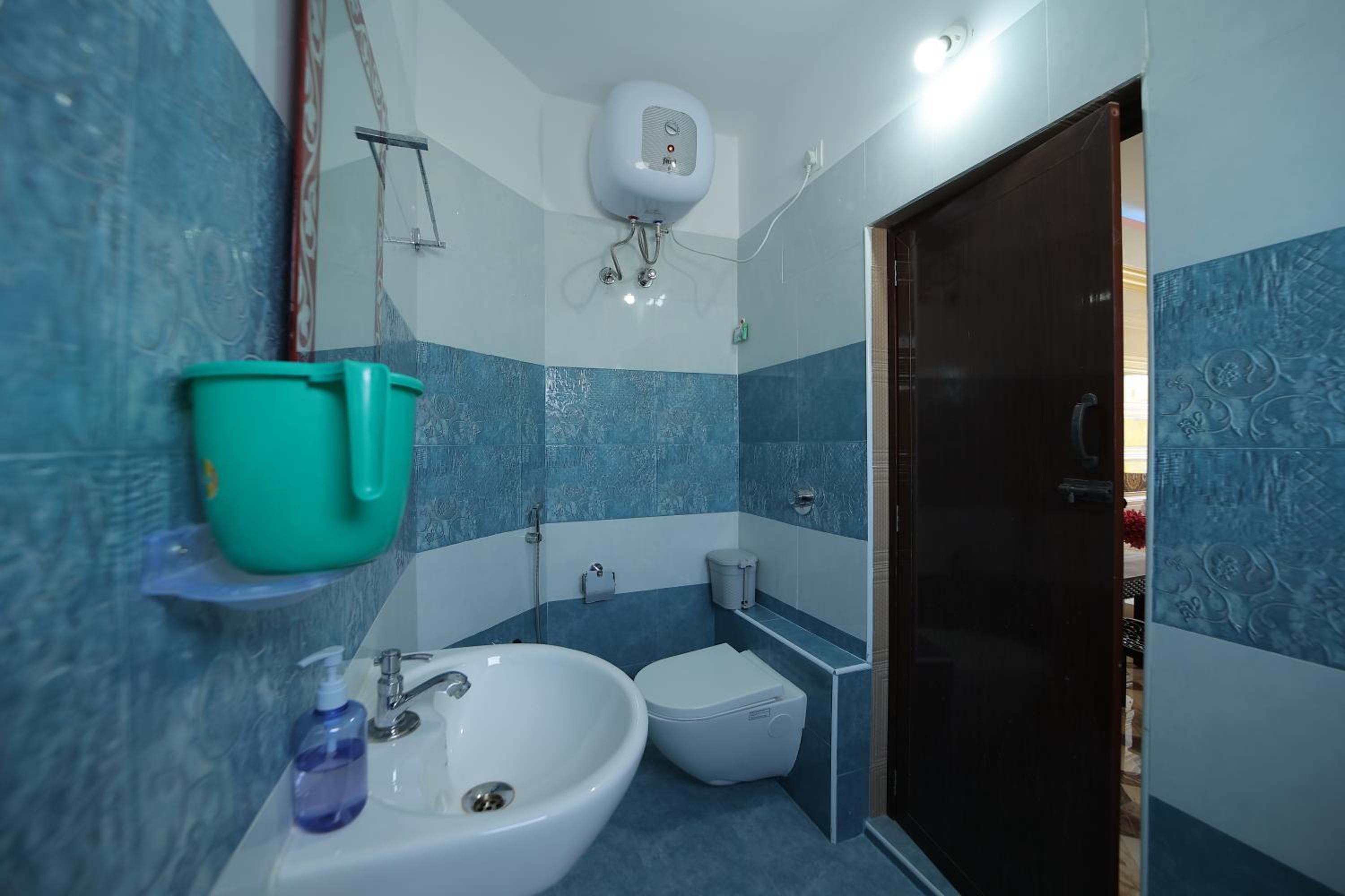 Deluxe Double Room (2 Adults + 1 Child) - Photo 8
