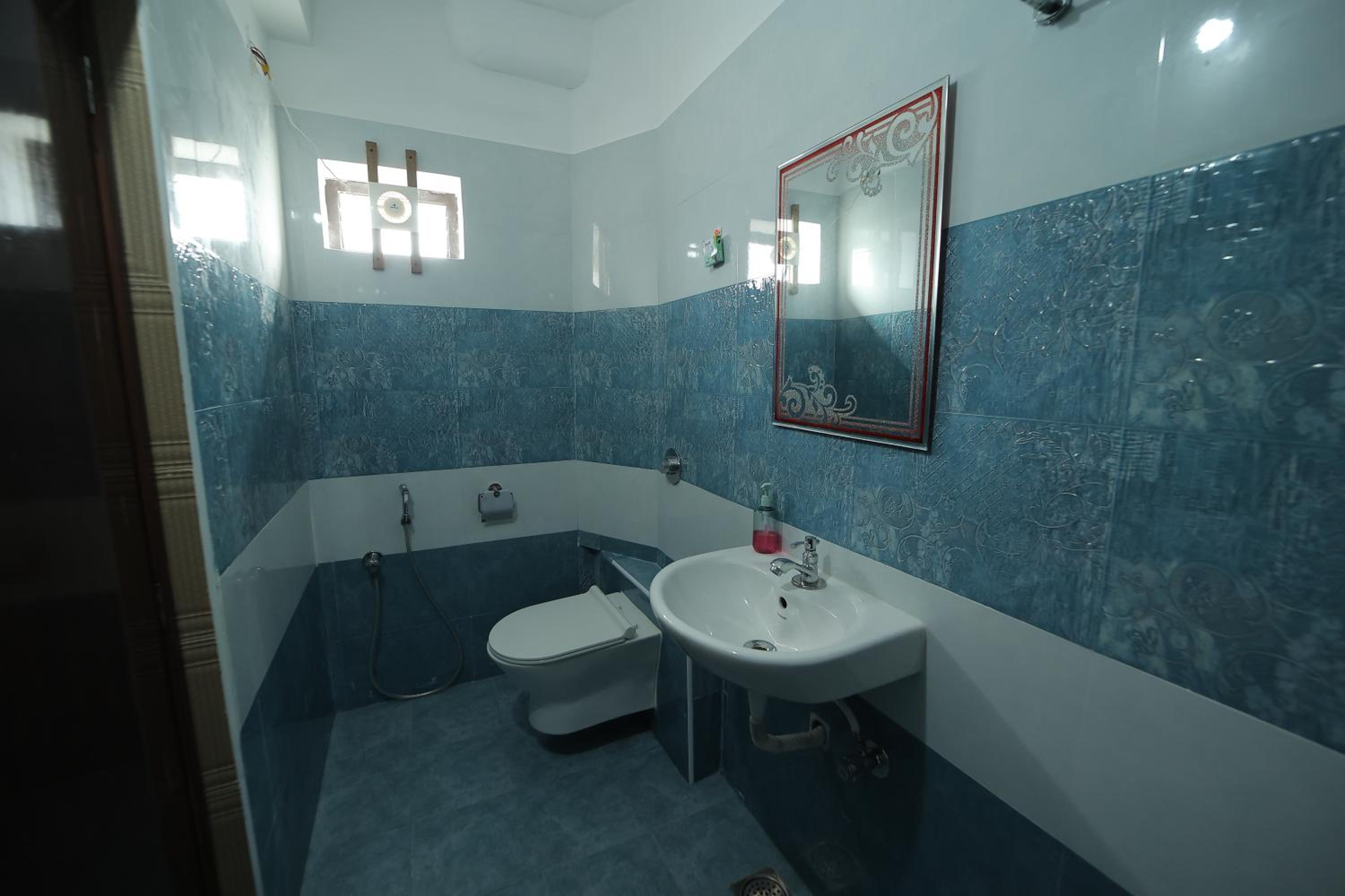 Deluxe Double Room (2 Adults + 1 Child) - Photo 7