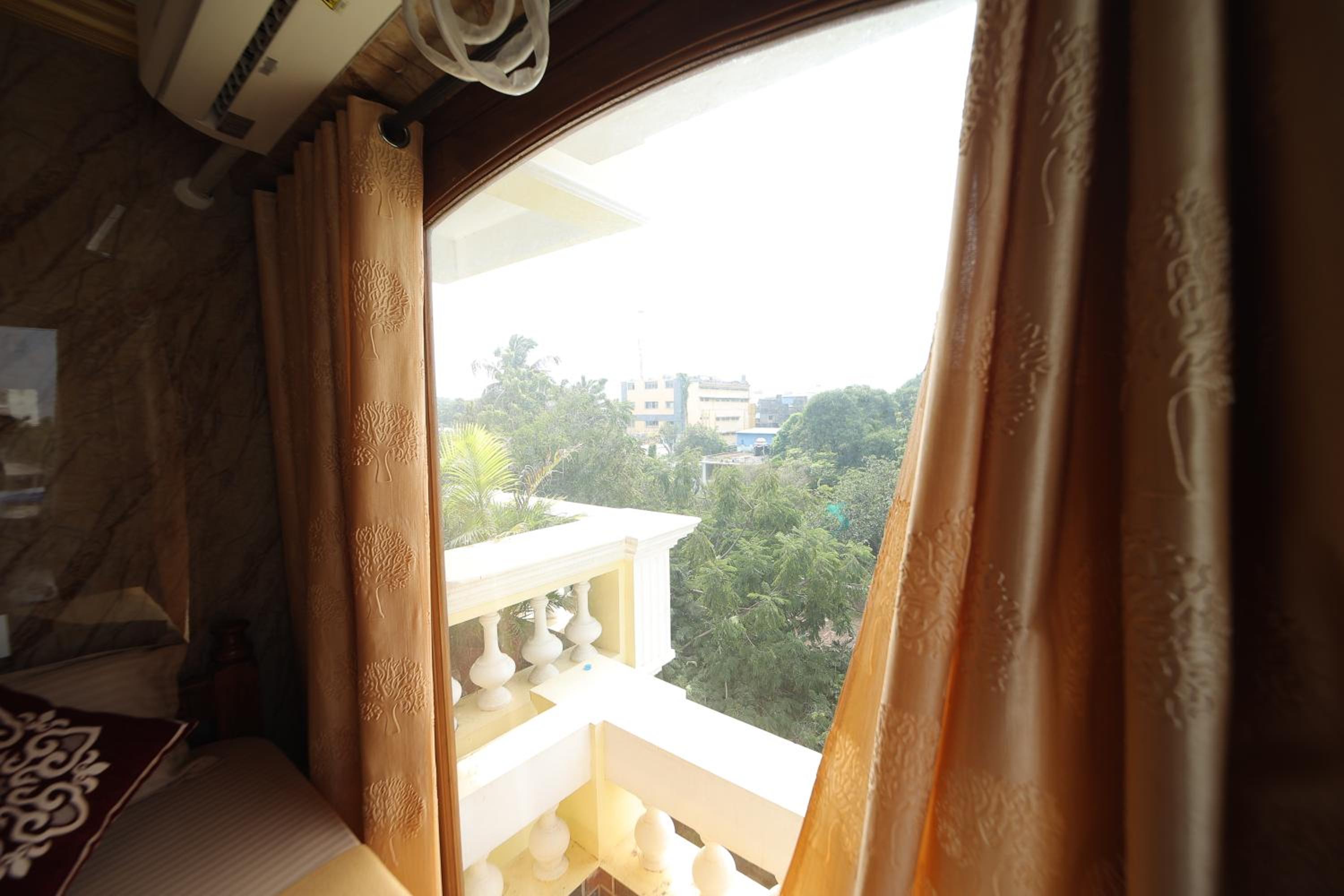 Deluxe Double Room (2 Adults + 1 Child) - Photo 2