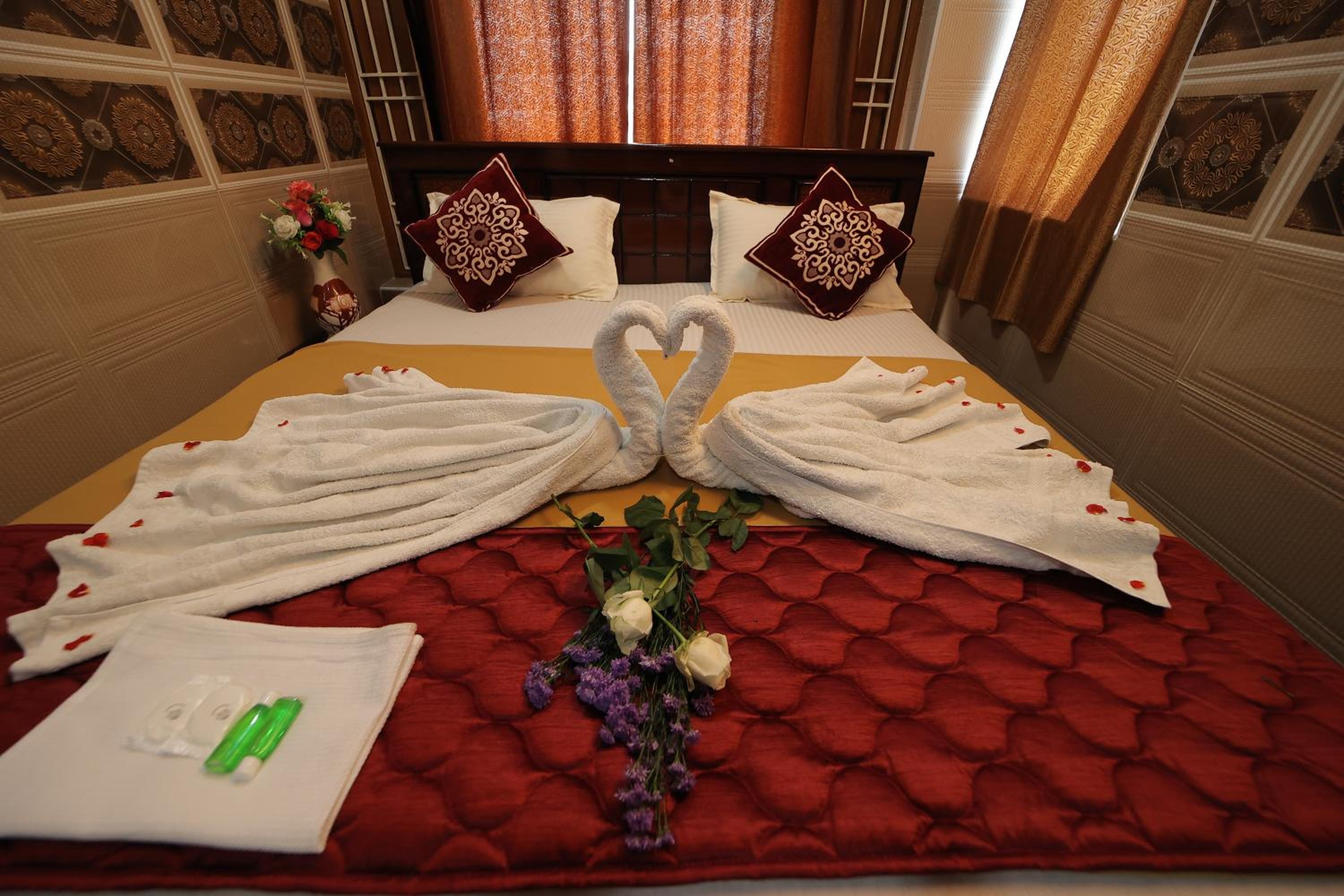 Deluxe Double Room (2 Adults + 1 Child) - Photo 18