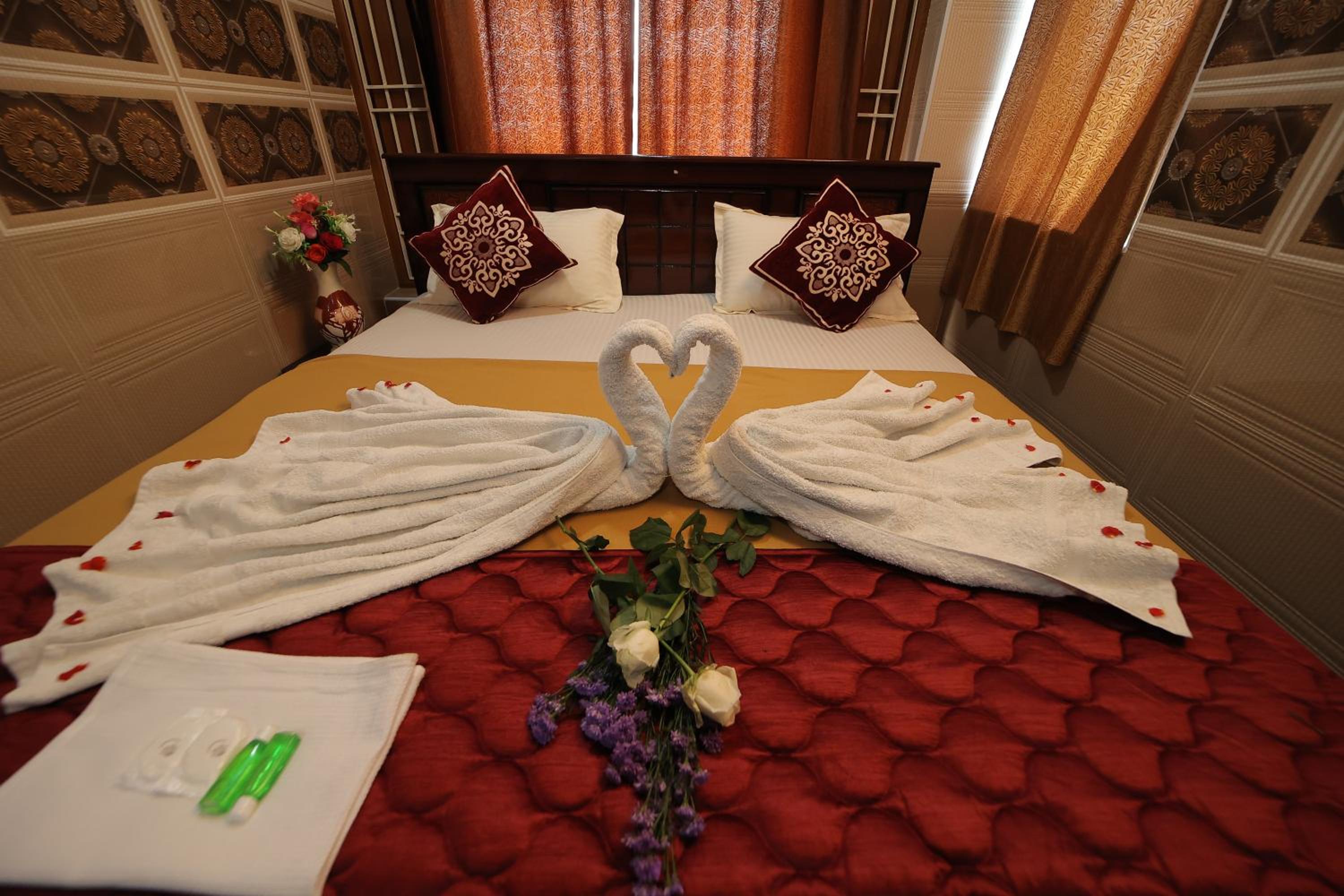 Deluxe Double Room (2 Adults + 1 Child) - Photo 1