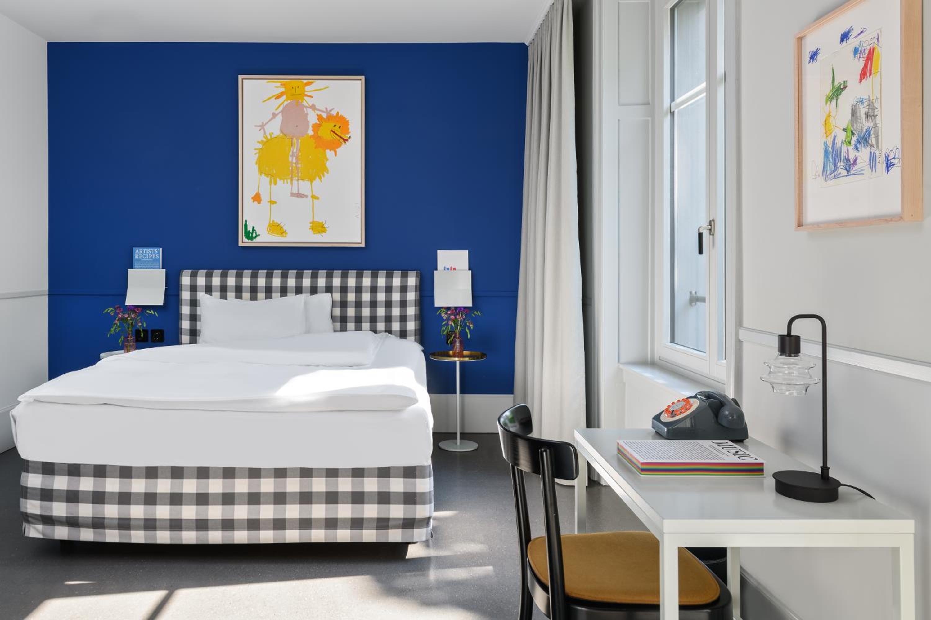 Large Double Room - Photo 1