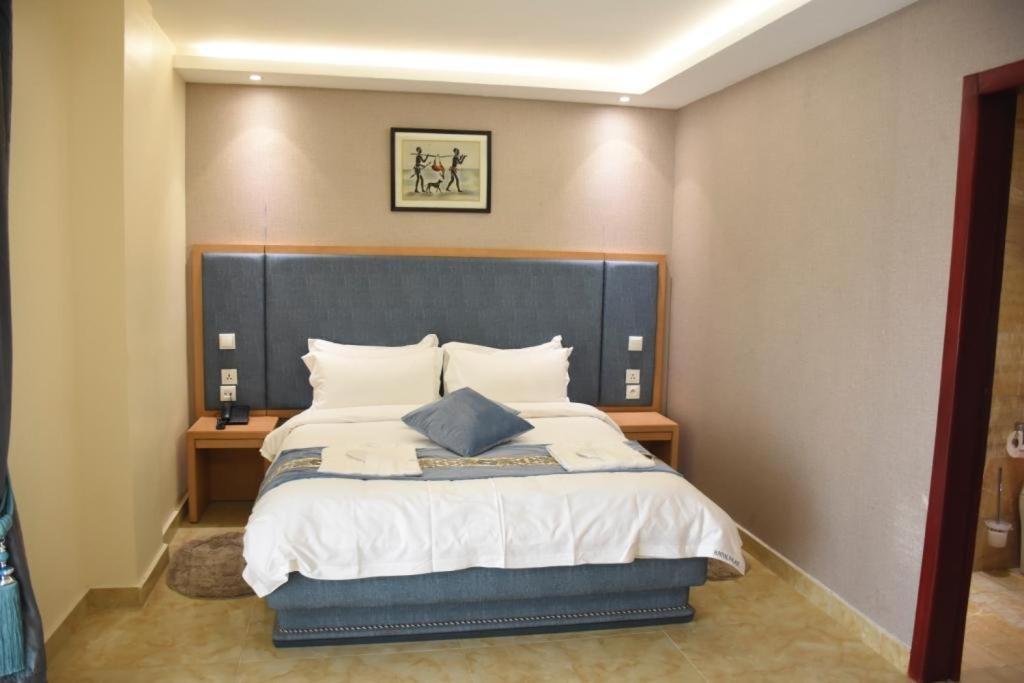 Standard Queen Room