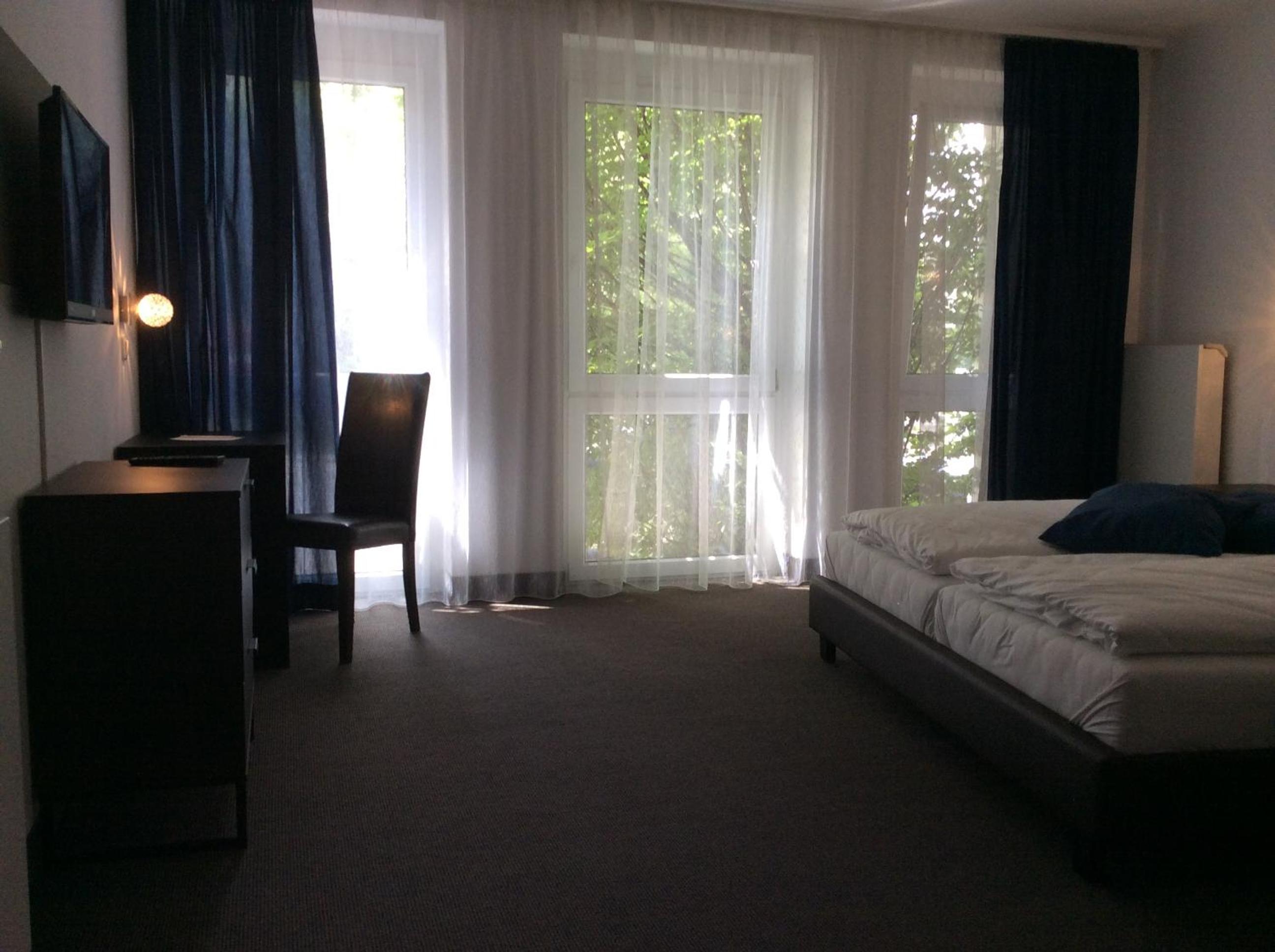 Large Double Room - Photo 7