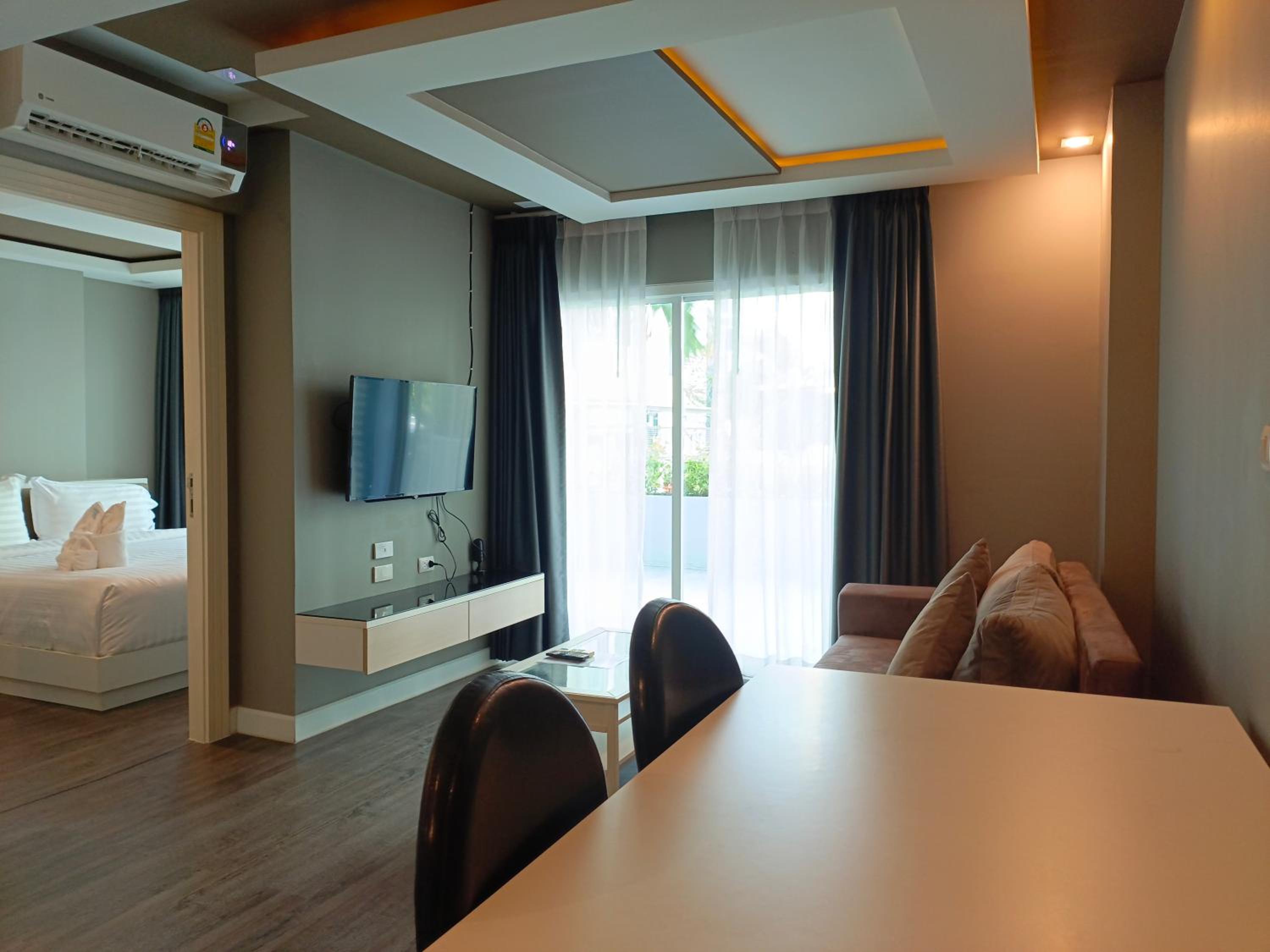Suite Pool Access photo 3