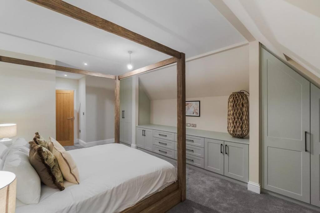 Three-Bedroom House photo 2