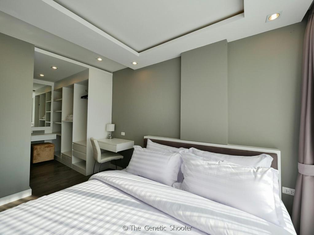 Suite Pool View photo 2