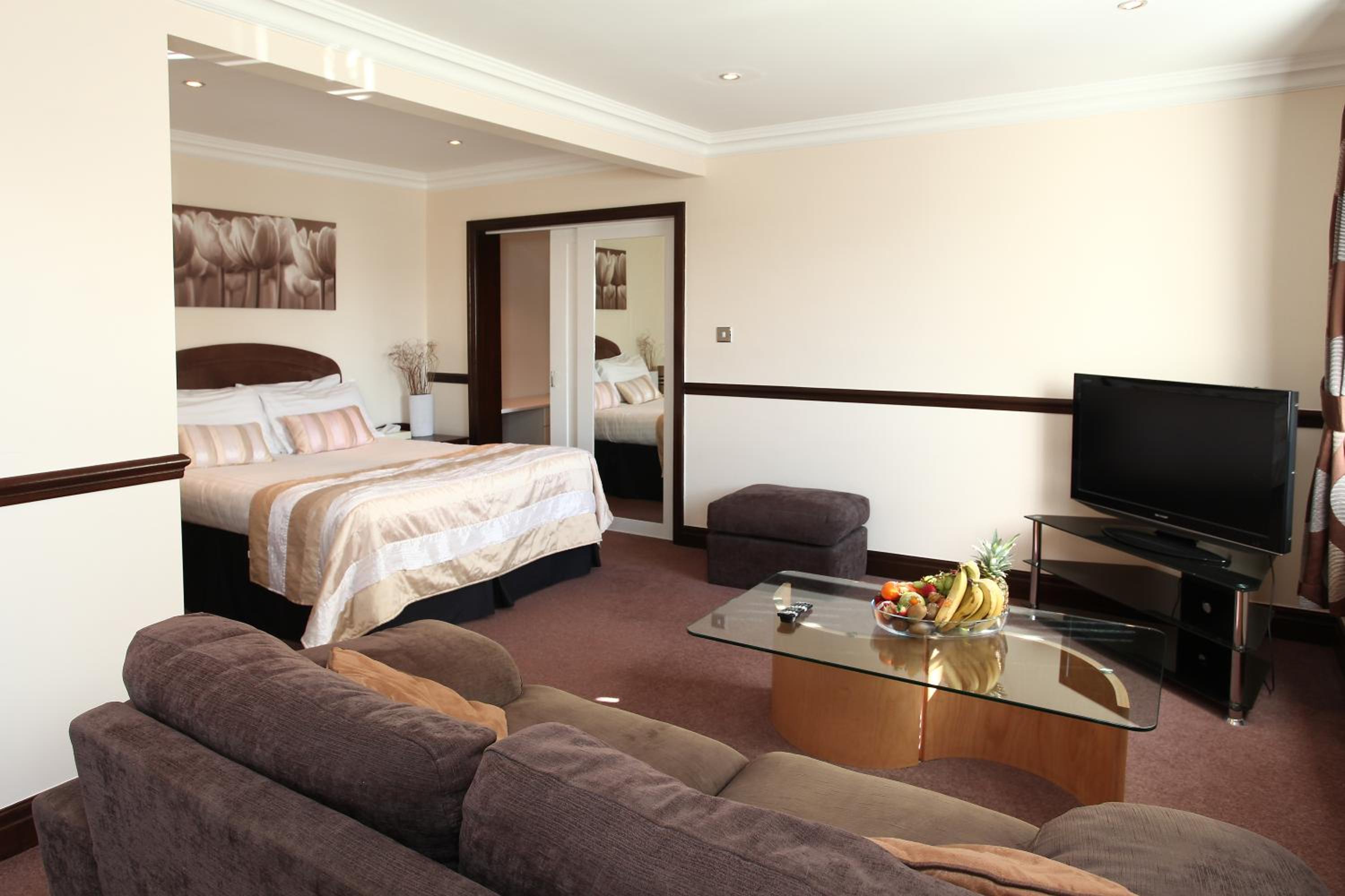 King Suite with Sofa Bed - Non-Smoking - Photo 5