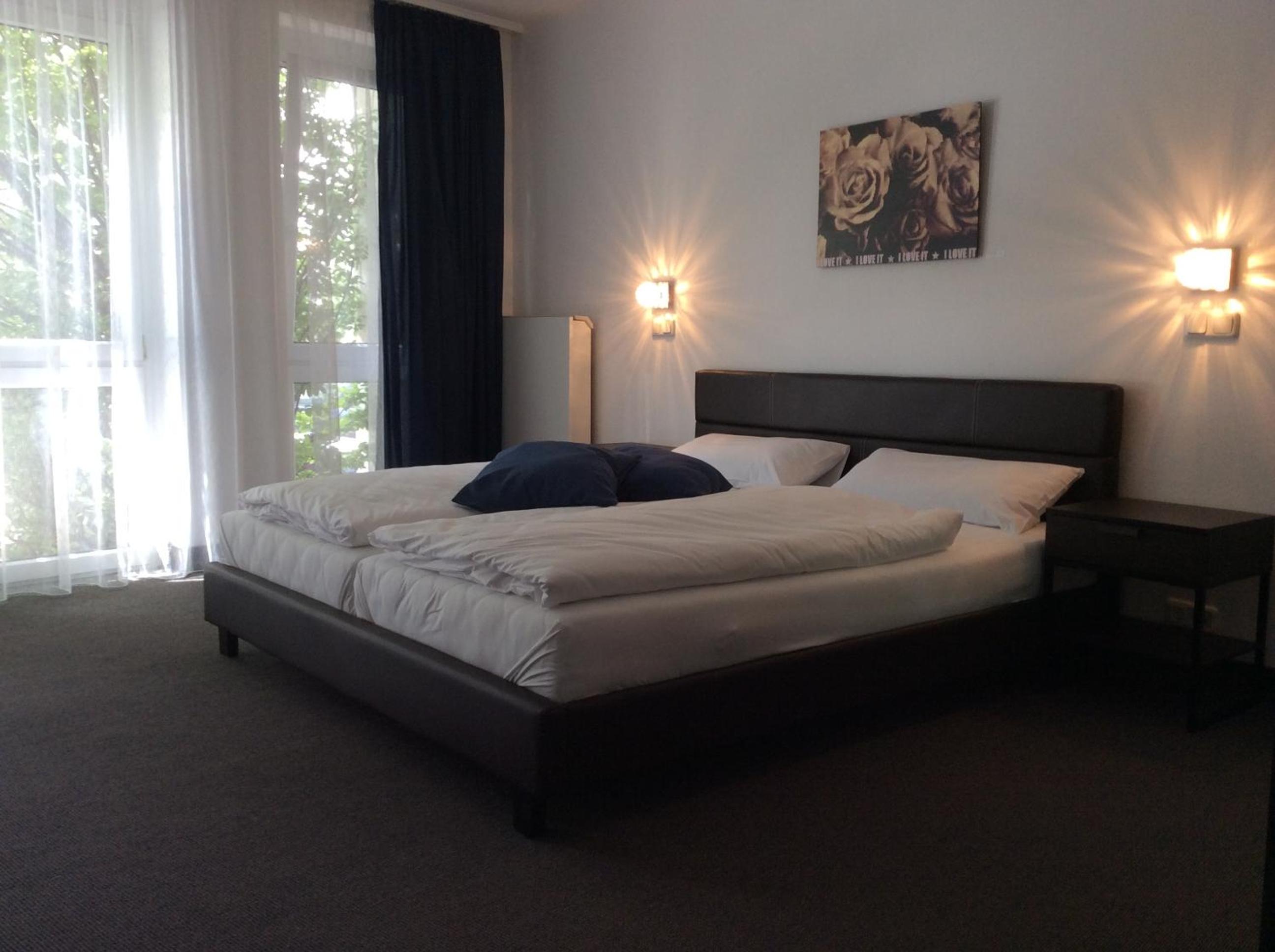 Large Double Room - Photo 6