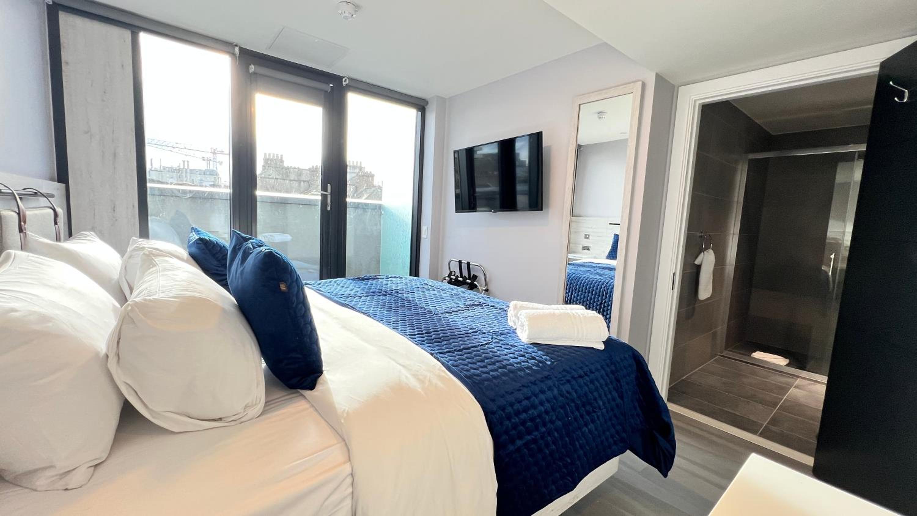 Deluxe Double Room with Balcony photo 3
