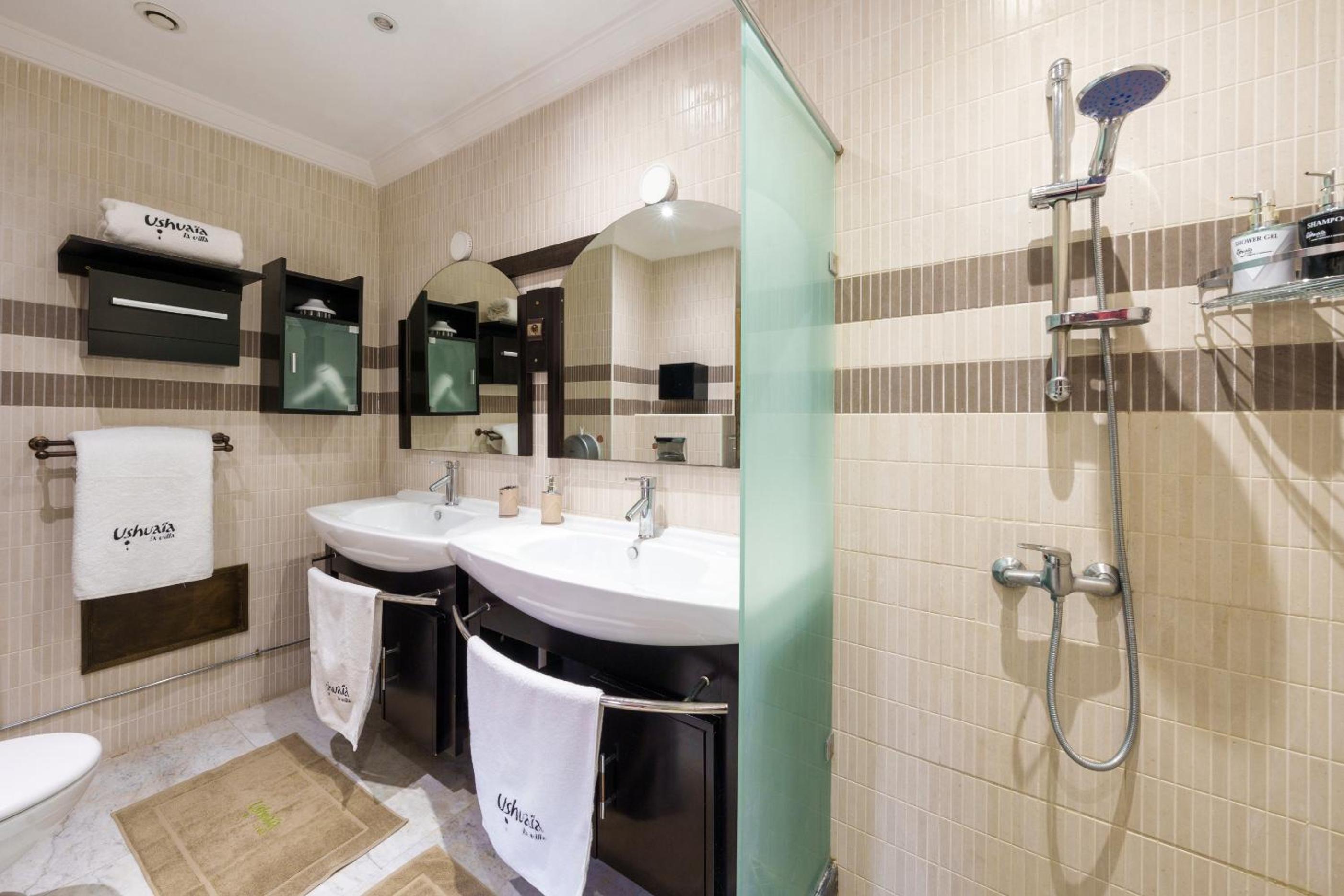 Double or Twin Room with Private External Bathroom - Photo 15