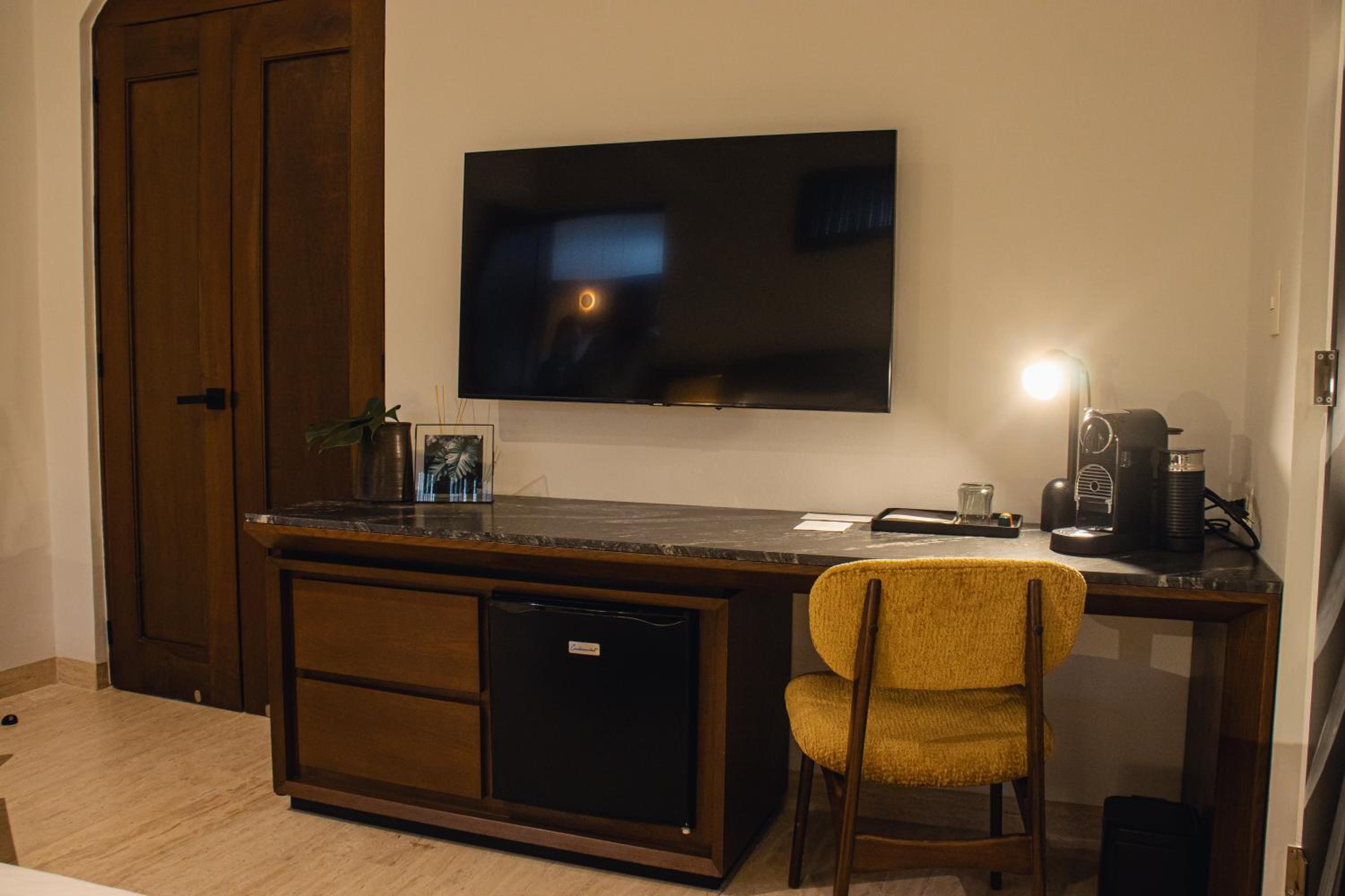 Superior Suite - Photo 8