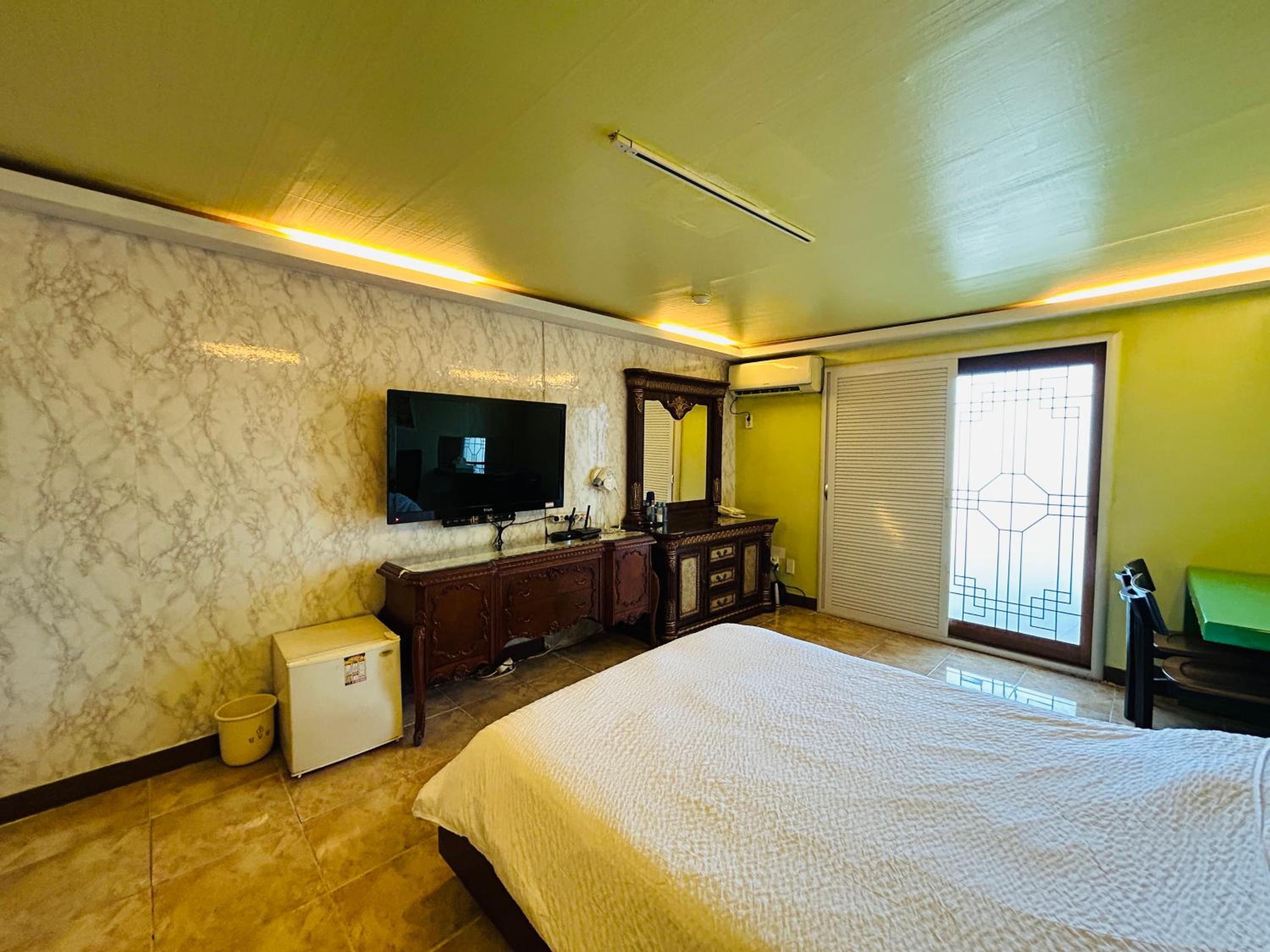 Double Room - Photo 6
