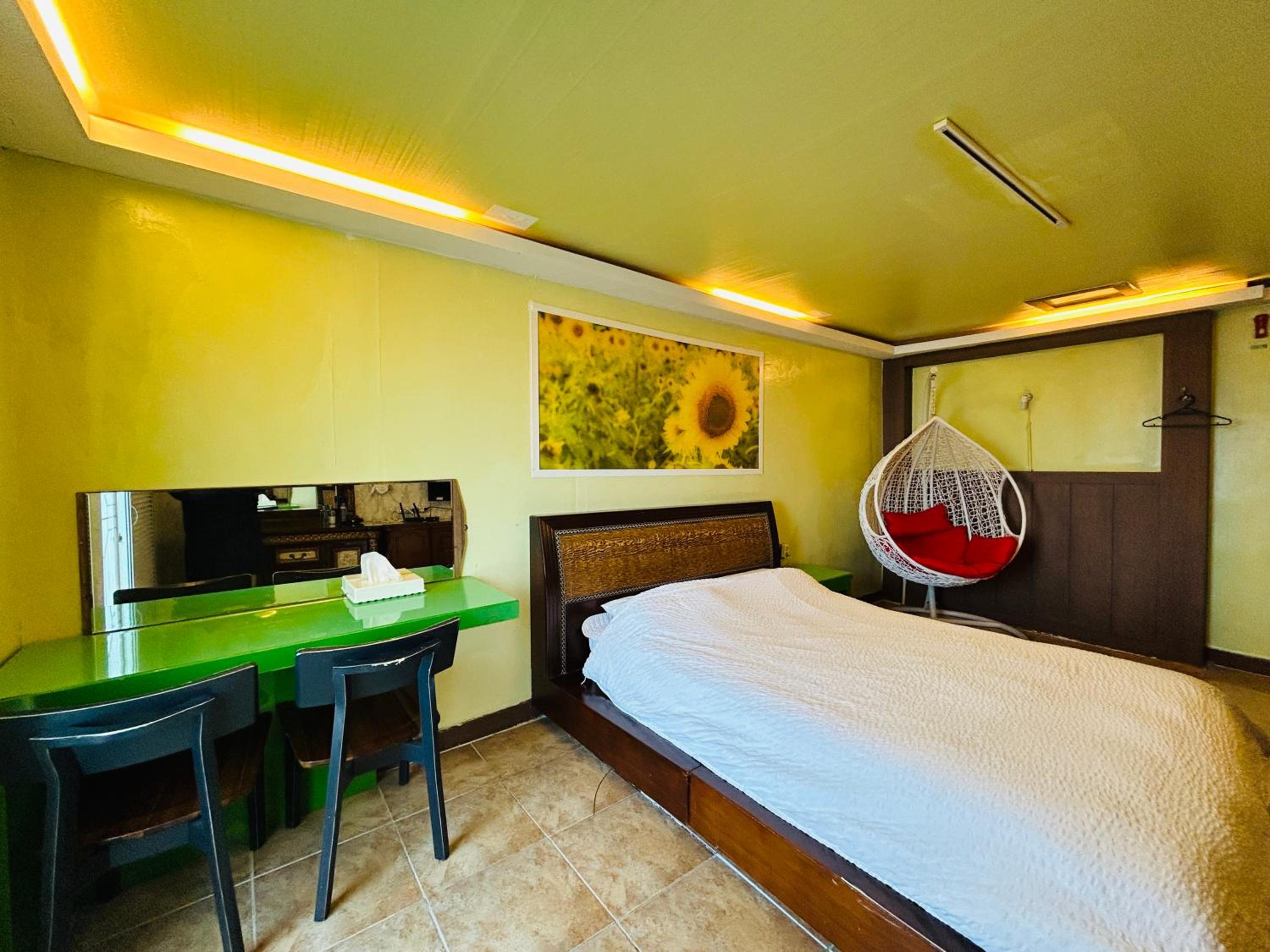 Double Room - Photo 5