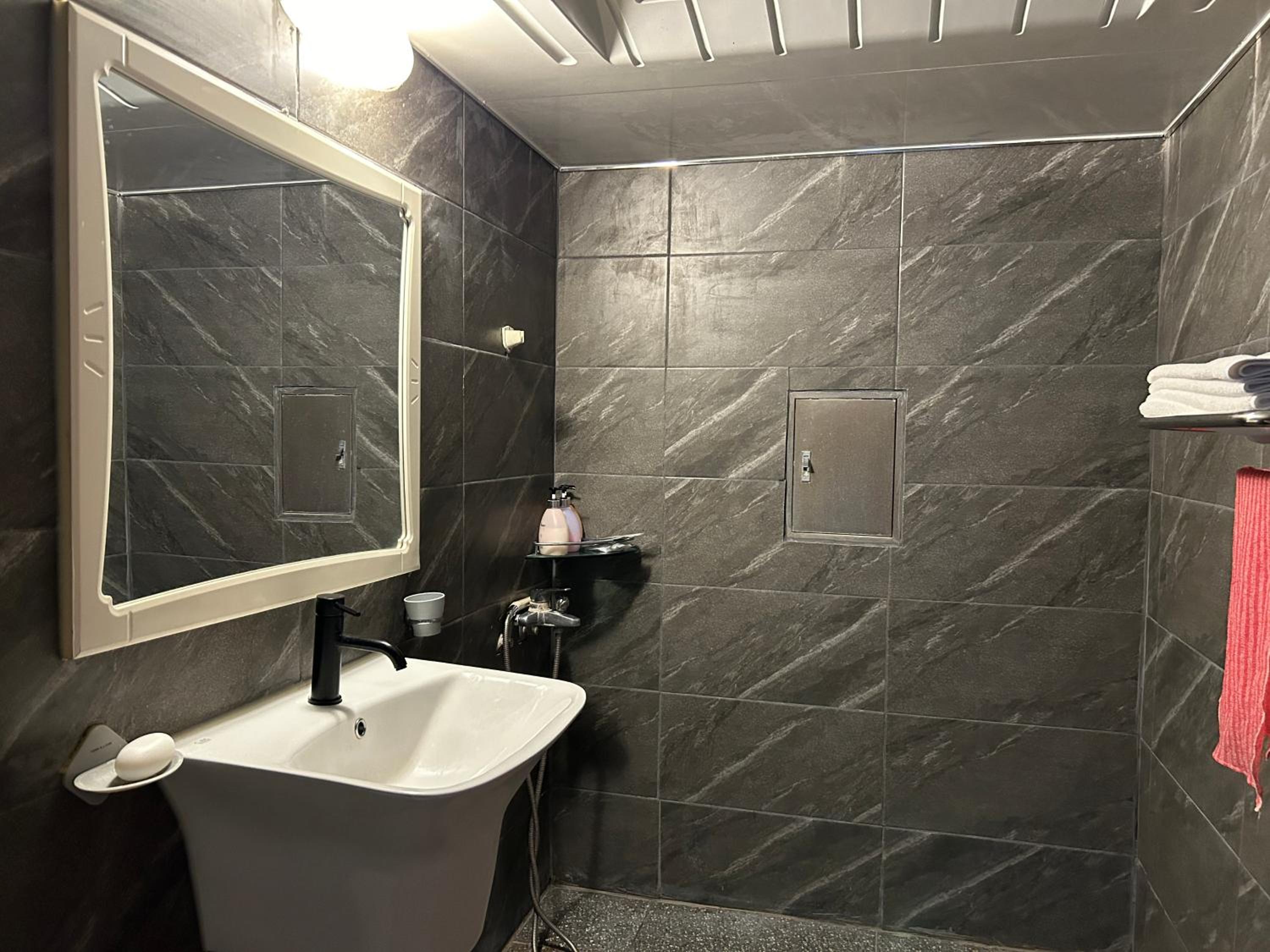 Twin Room - Photo 4