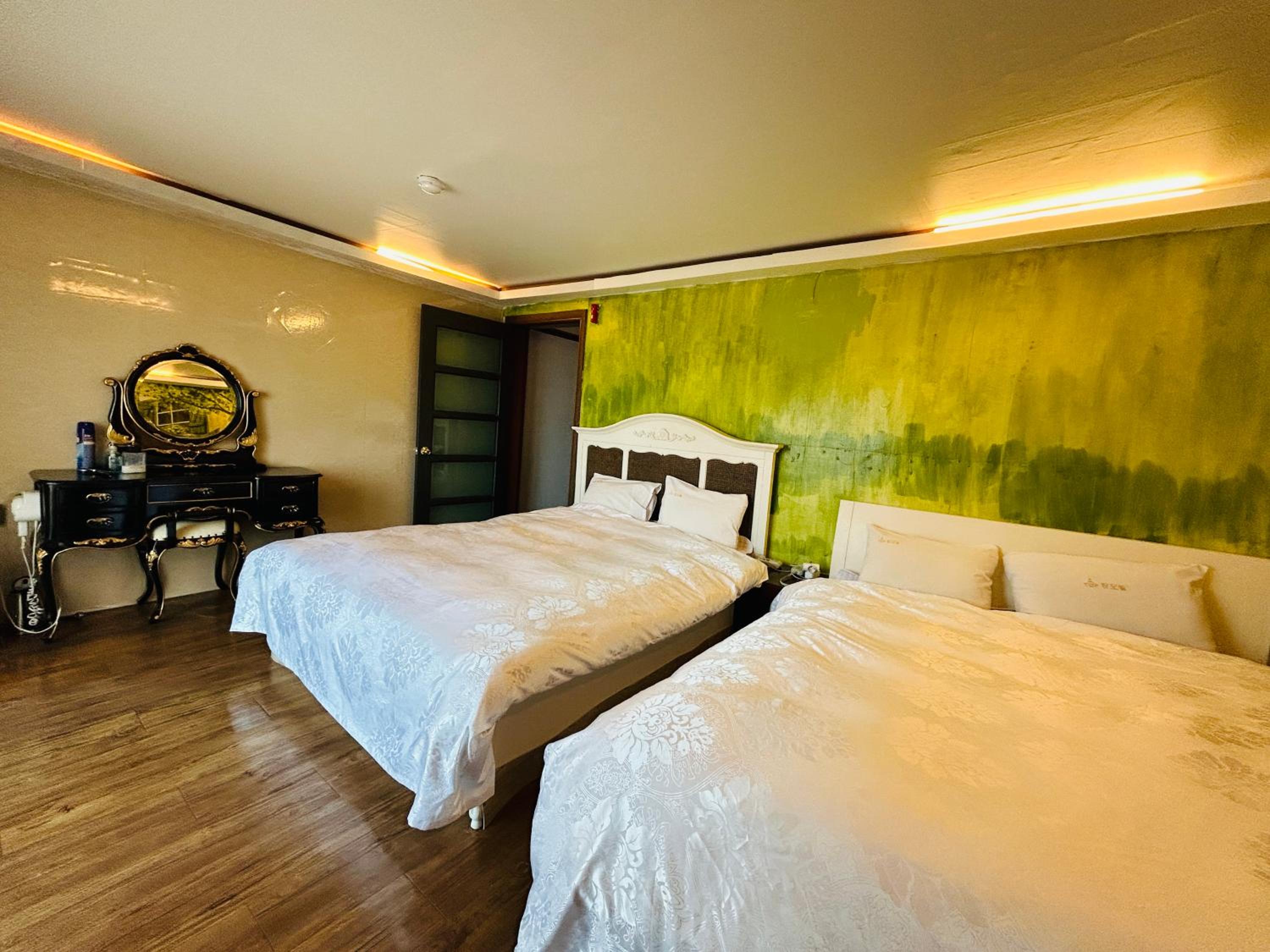Twin Room - Photo 1