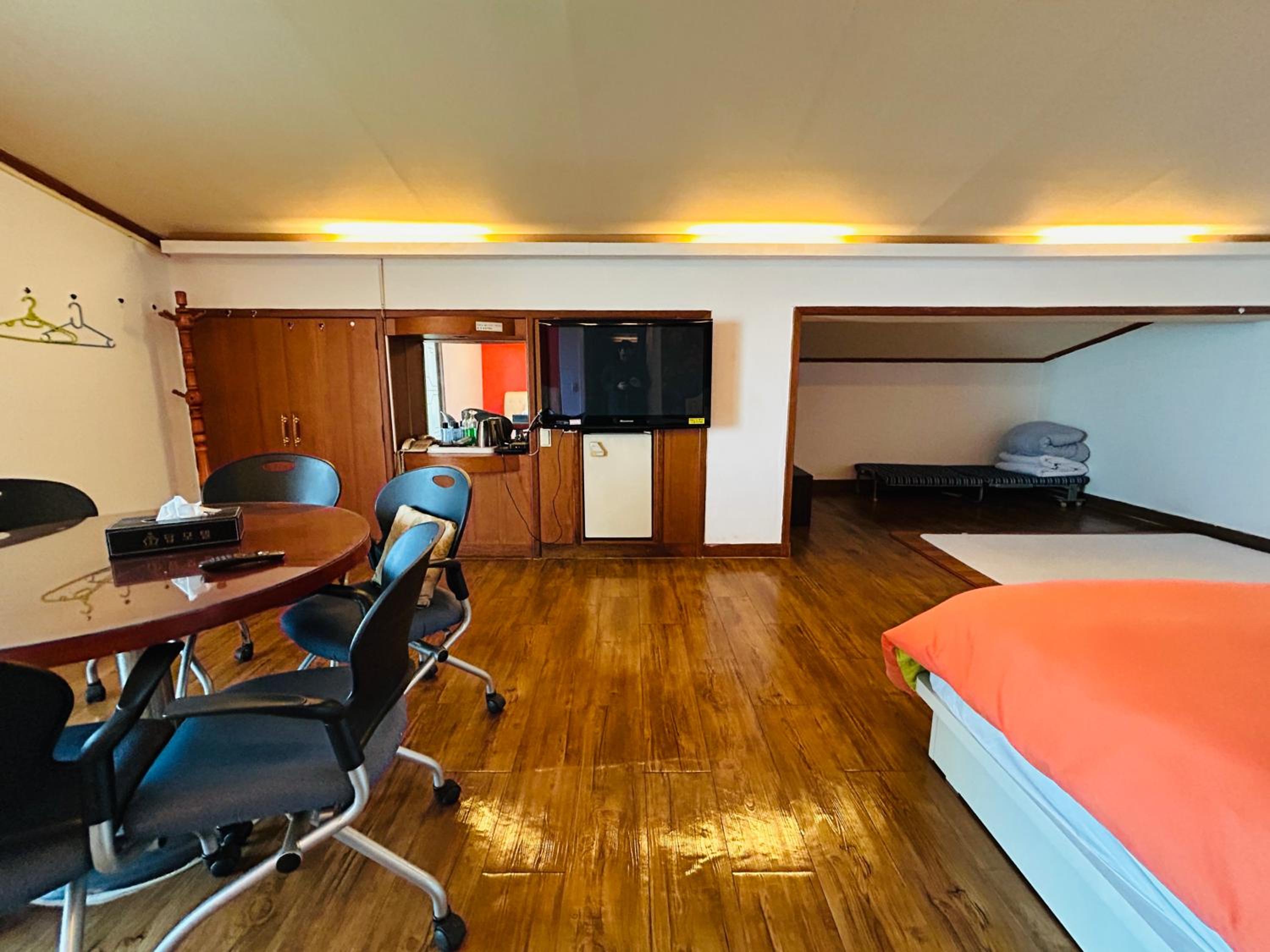 Family Room - Photo 3
