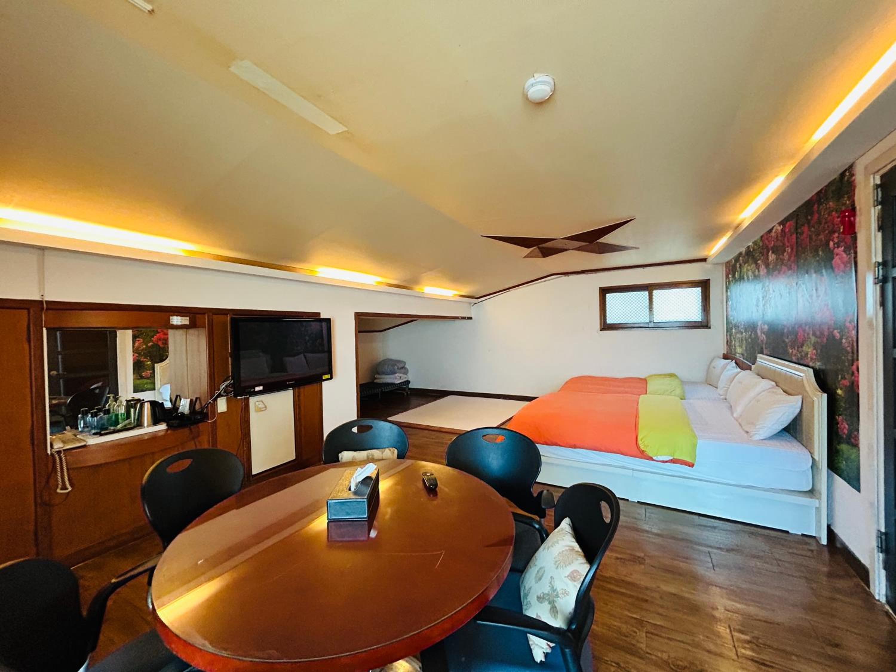 Family Room - Photo 2