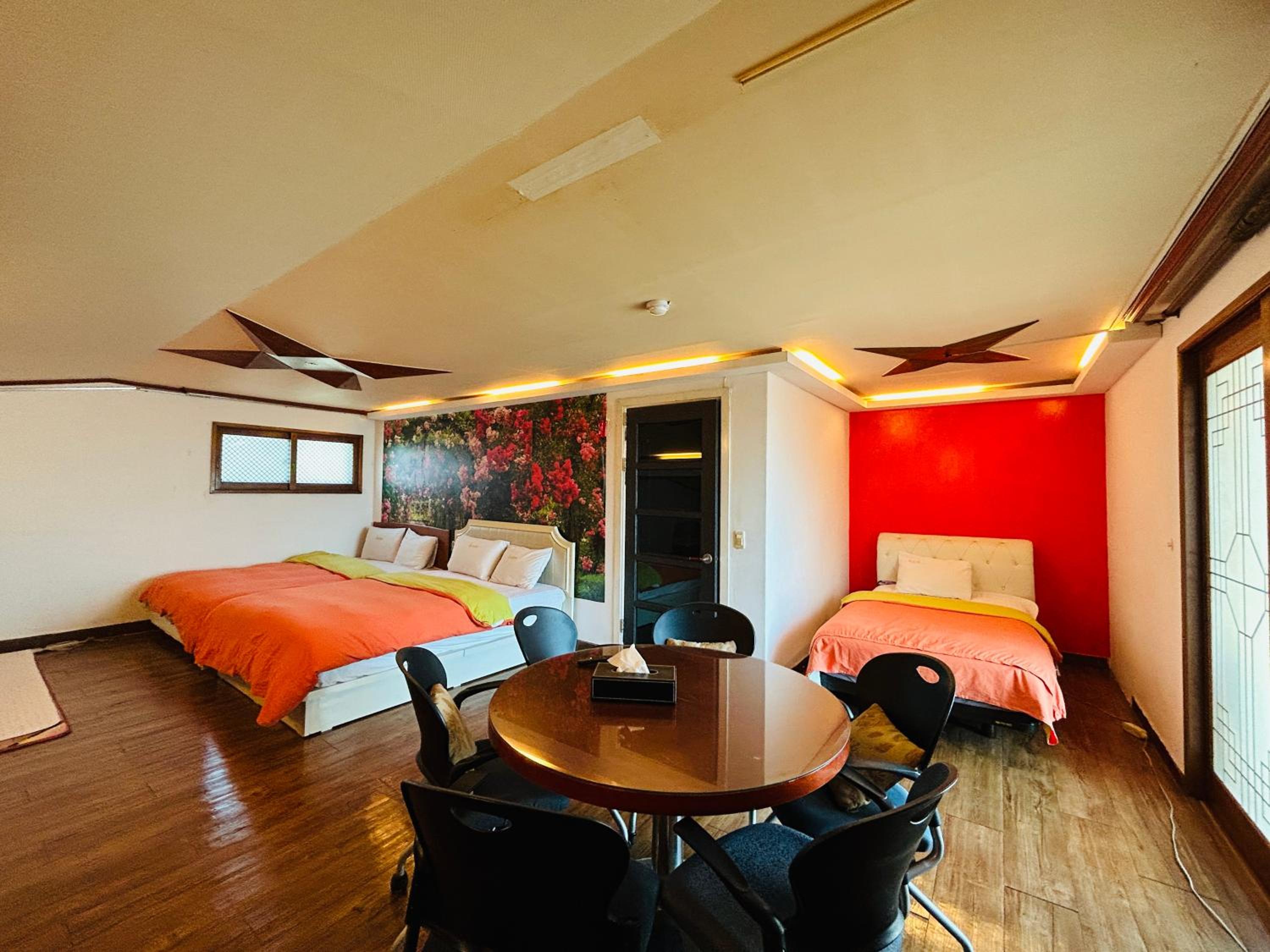 Family Room - Photo 4