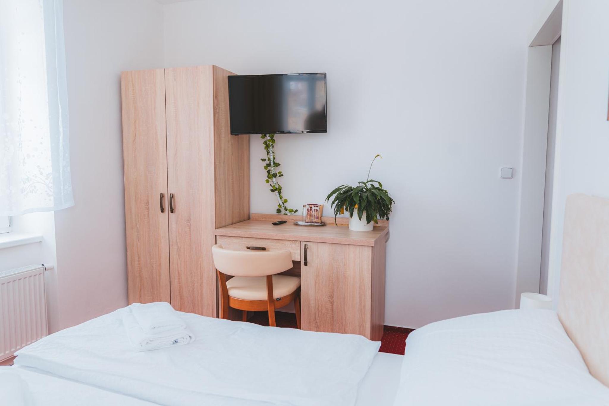Double or Twin Room with Private Bathroom photo 3