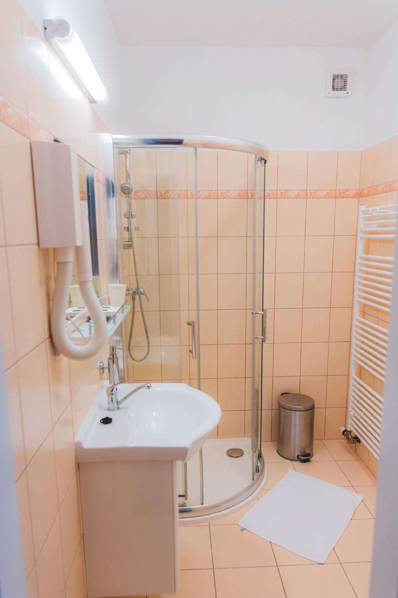 Double or Twin Room with Private Bathroom photo 2