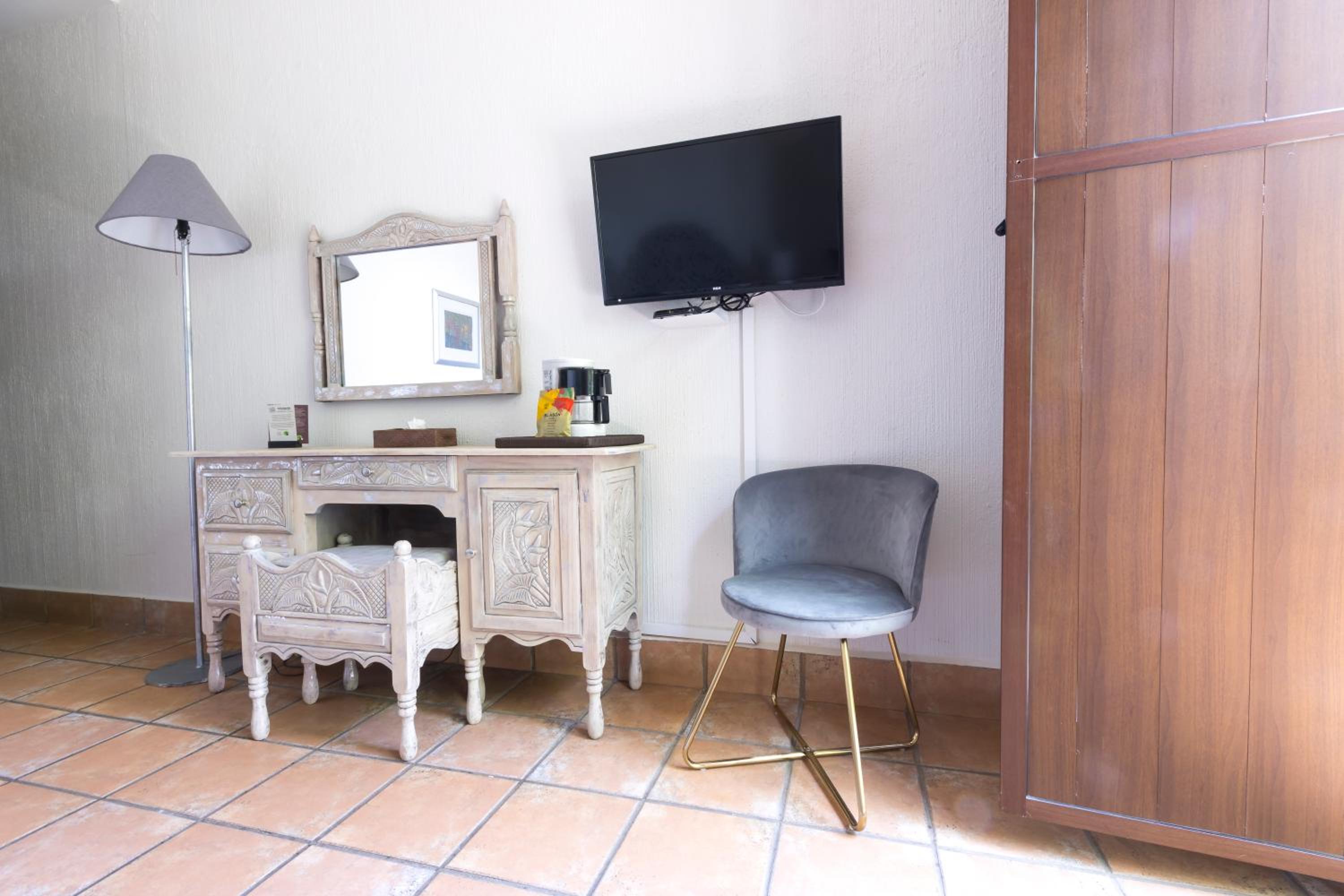 Standard Room with View - Photo 8