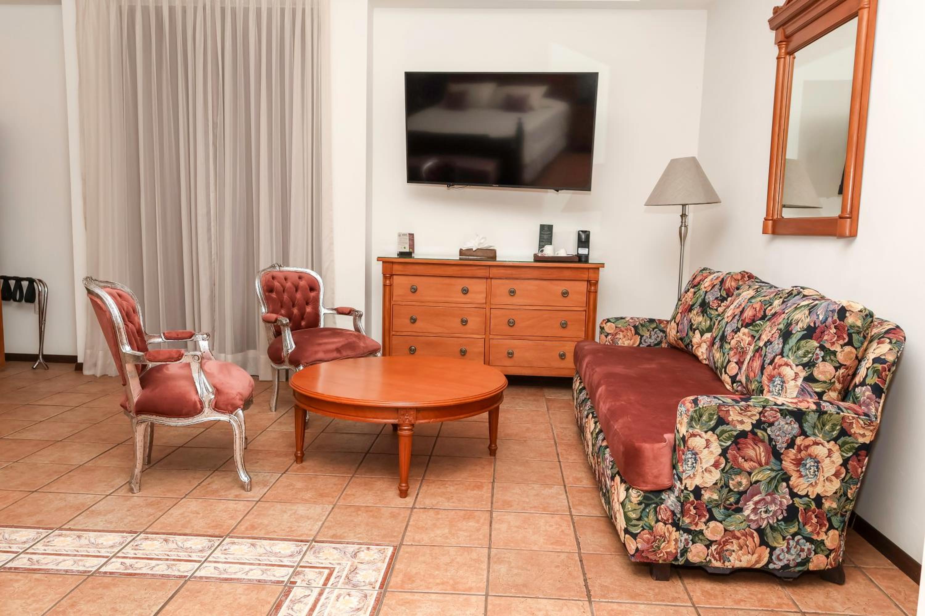 King Suite - Photo 2