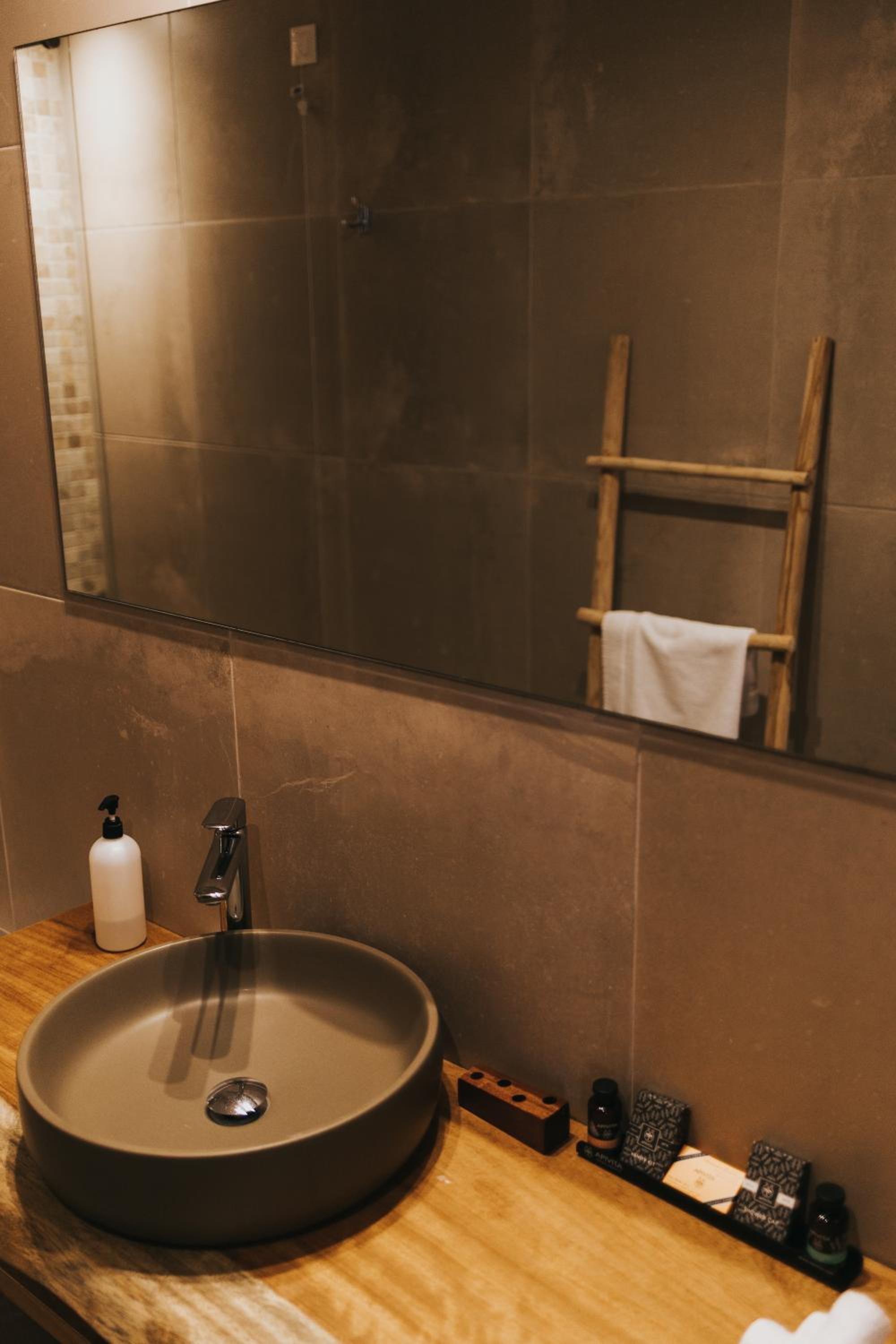 Grand Suite with Sea View - Photo 13