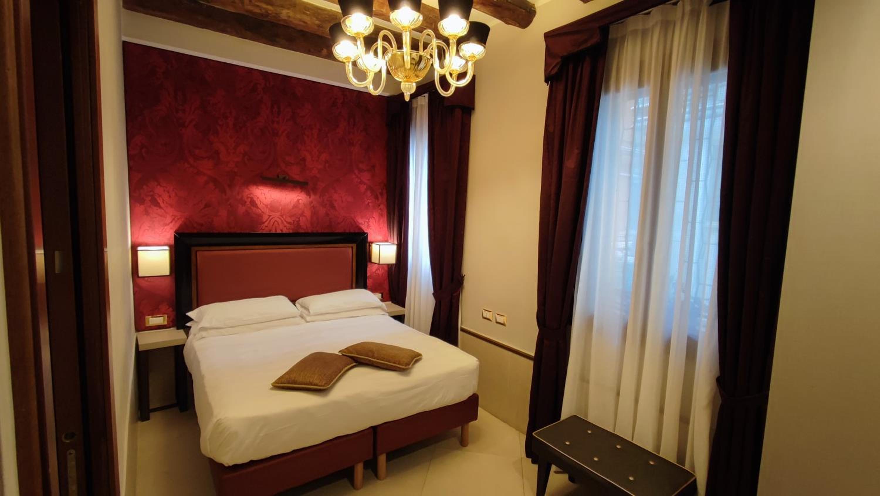 Double Room in Internal Courtyard - Ground Floor thumbnail 5