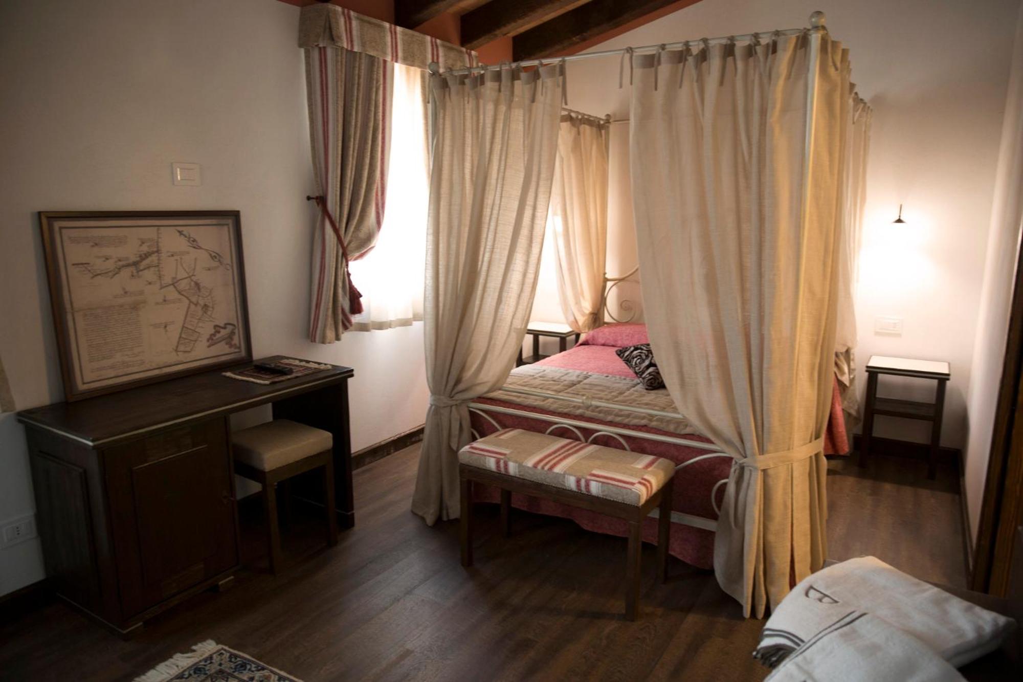 Deluxe King Room photo 1