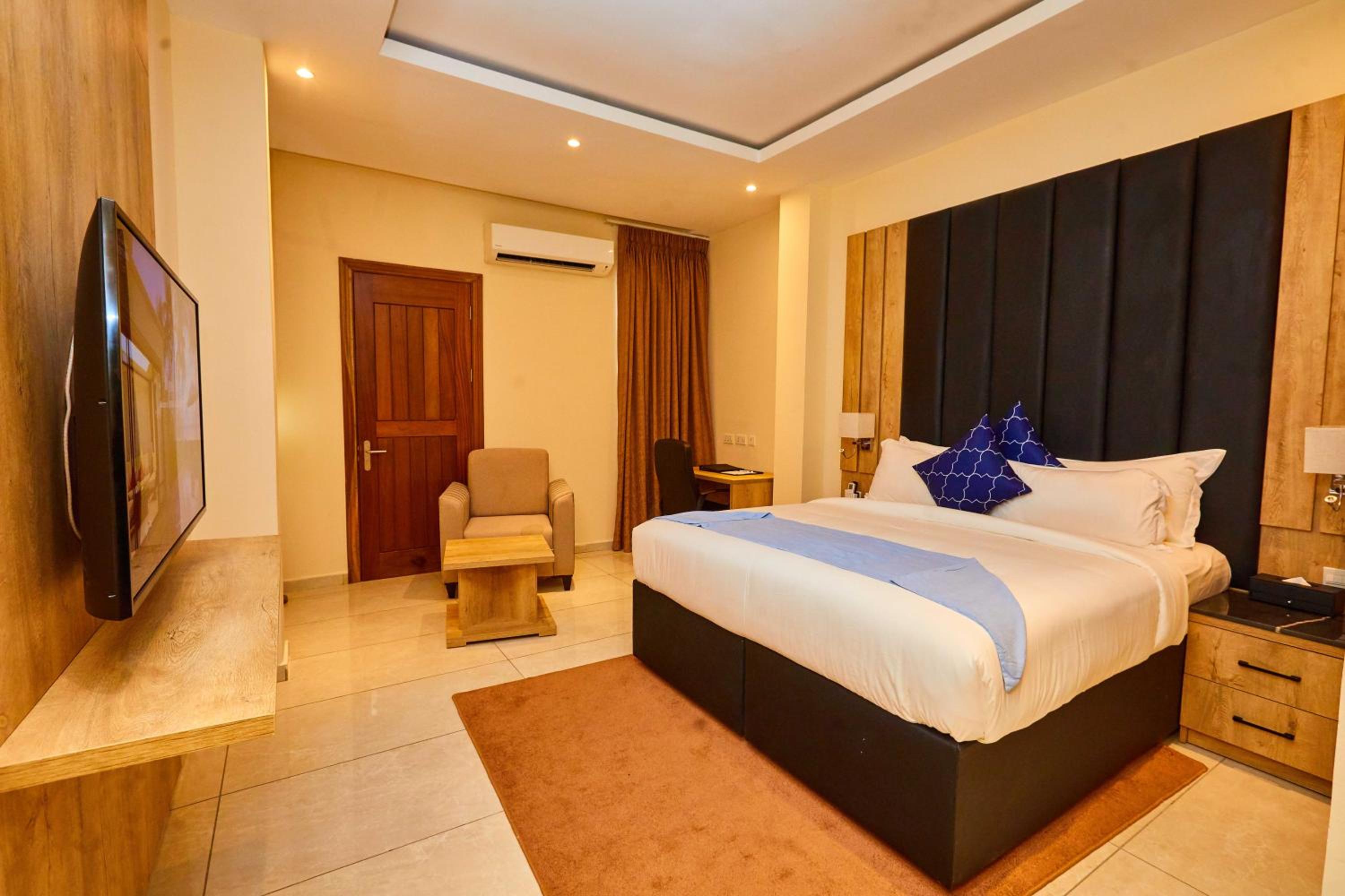 Deluxe King Room photo 2