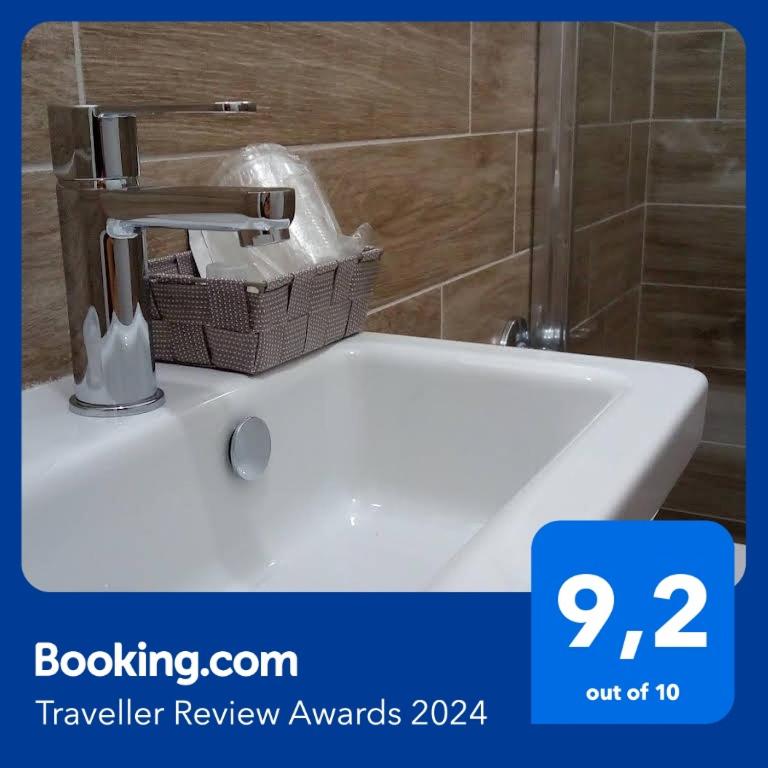 Double or Twin Room with Bathroom - Photo 6