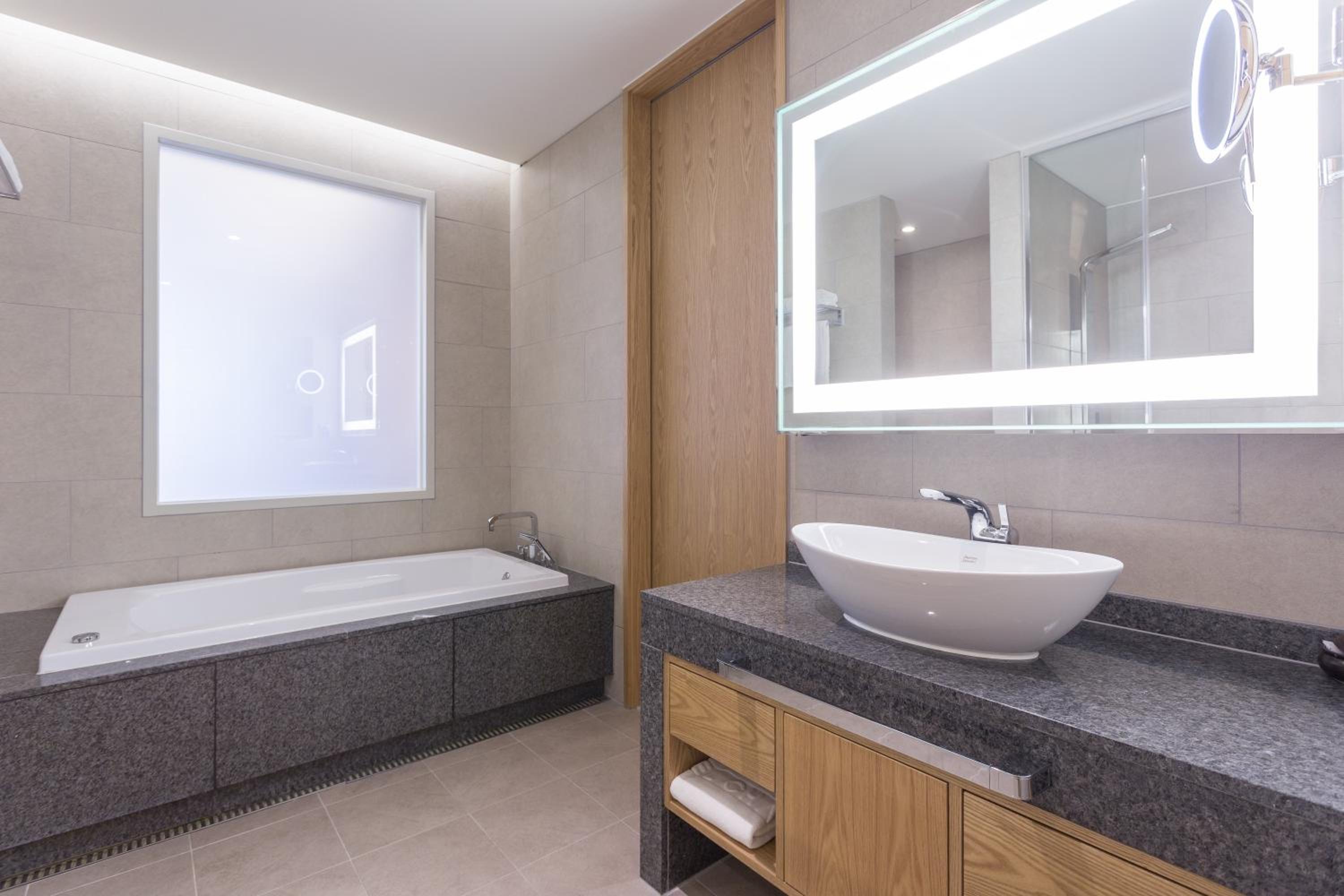 Deluxe Junior Suite - Photo 2