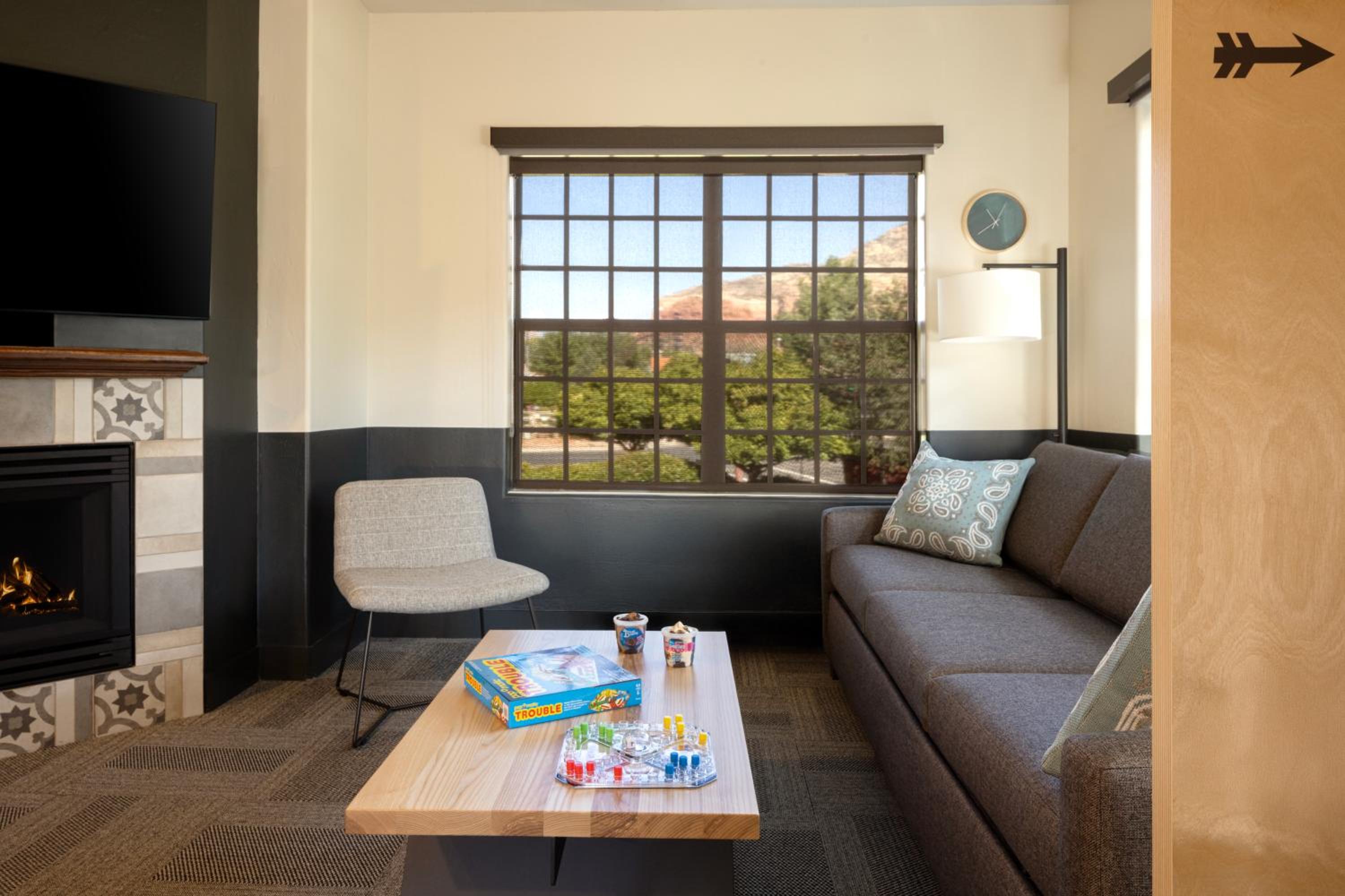 Junior King Suite - Mobility Accessible thumbnail 6